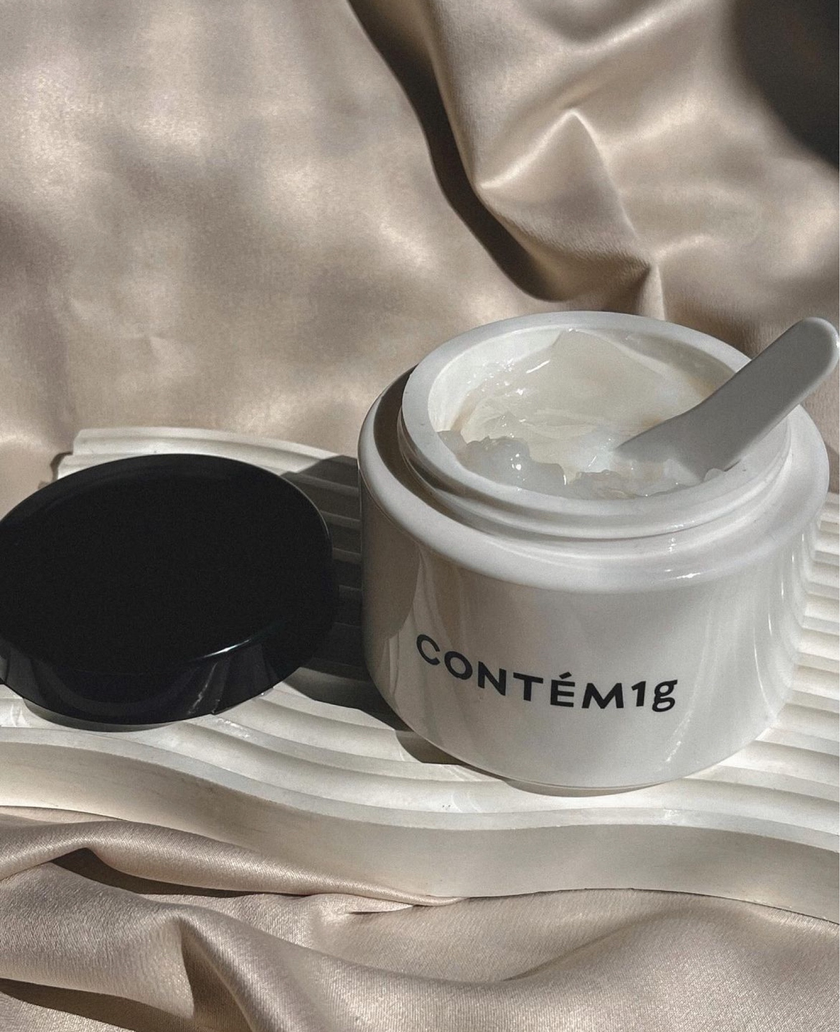 Testei o Demaquilante Jelly da Contém 1g e estou impactada.
Ele tem uma textura diferente, não é balm e nem líquido, parece uma gelatina mesmo. Você aplica no rosto seco, massageia e enxágua, e ele tira até maquiagens mais pesadas.
Não vejo necessidade de lavar o rosto novamente, a pele não fica oleosa, e fica macia e hidratada.
O que eu mais amei nele é que ele rende muuuuito. Uso uma pontinha da espátula de produto e já consigo remover a make do dia a dia. O pote é grande e vem 90g de produto, então vai durar muito tempo!
Achei que o preço é justo R$ 79,90, especialmente quando levamos em consideração que ele rende super bem.
É um ótimo demaquilante!

#LTKbeauty #LTKbrasil