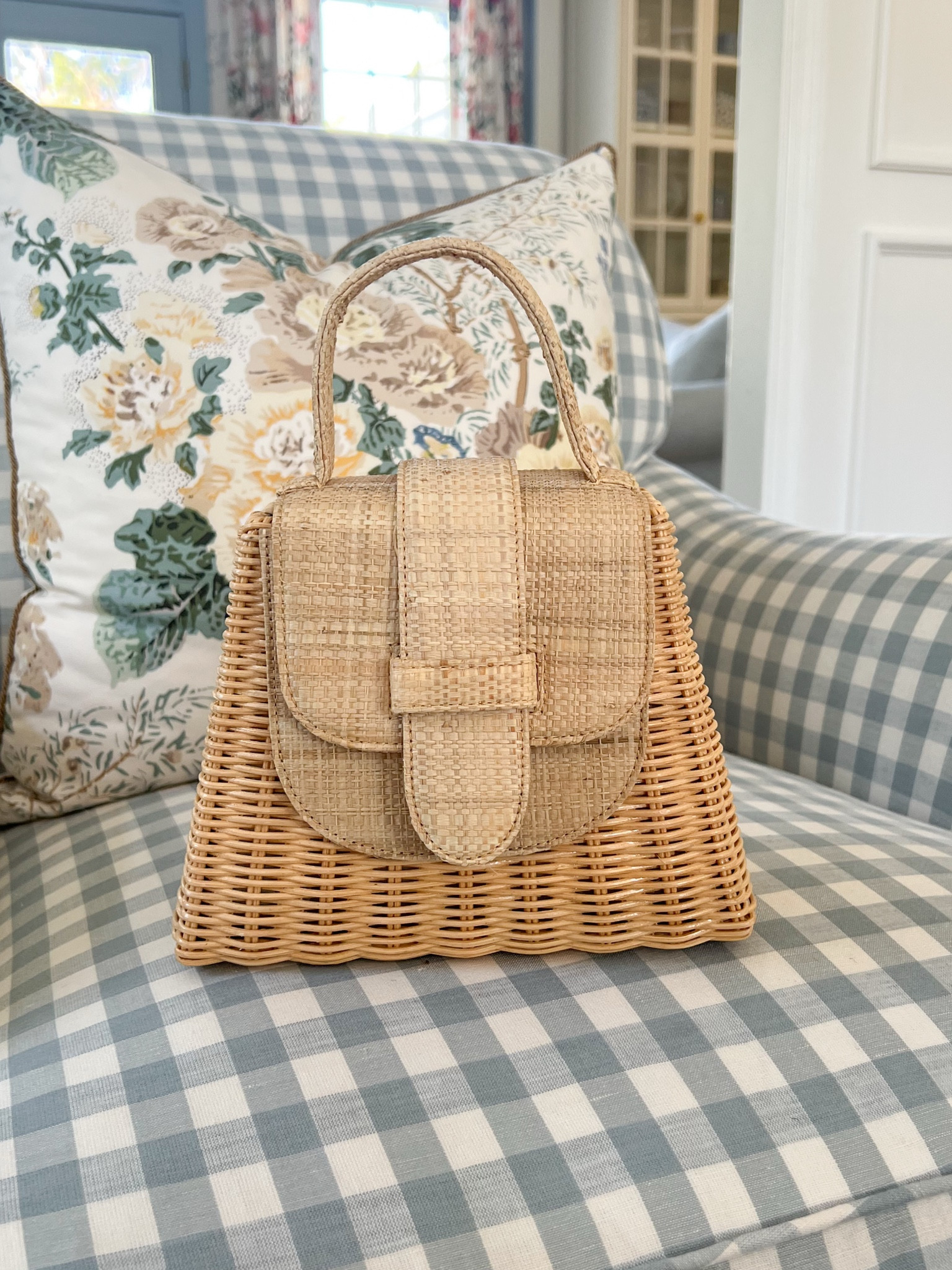 Th IT bag for spring! Love this little lady tote that goes with everything 💕