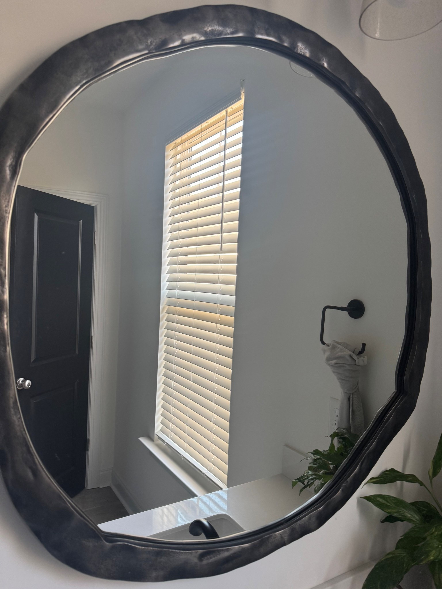 Brass mirror in black

#LTKHome #LTKStyleTip #LTKU