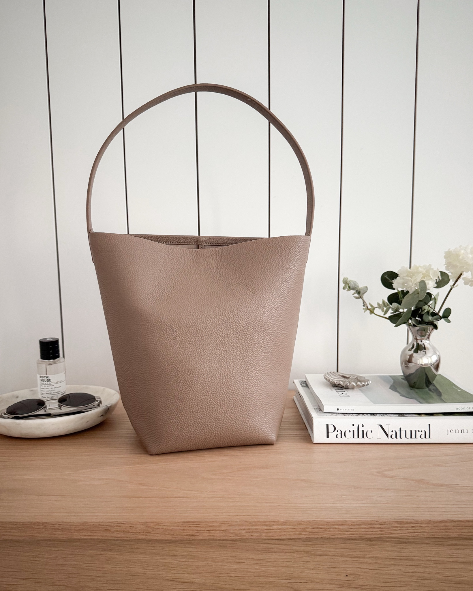 So impressed with this new tote bag from Quince. It’s giving The Row park tote vibes but for 1/10th of the price and still amazing quality. The leather is so soft and buttery, the inside is suede, has a perfect toggle closure and interior pouch. 10/10 good!! 

#LTKItBag, the row dupe, leather tote

#LTKootd