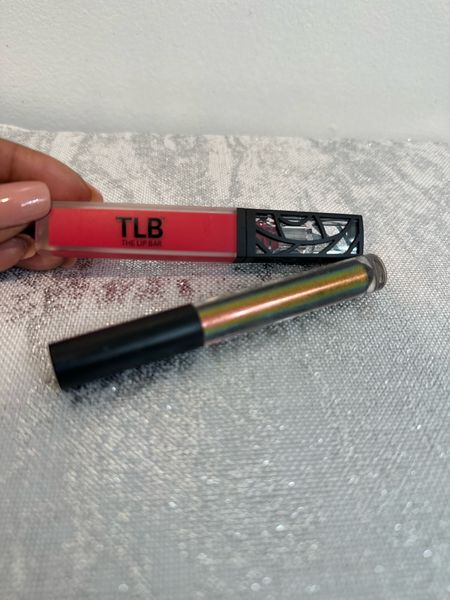 The Lip Bar Haute Mess Matte Red Lipstick And Liquid DuoChrome Eyeshadow 

#LTKBeauty #LTKParties #LTKTravel