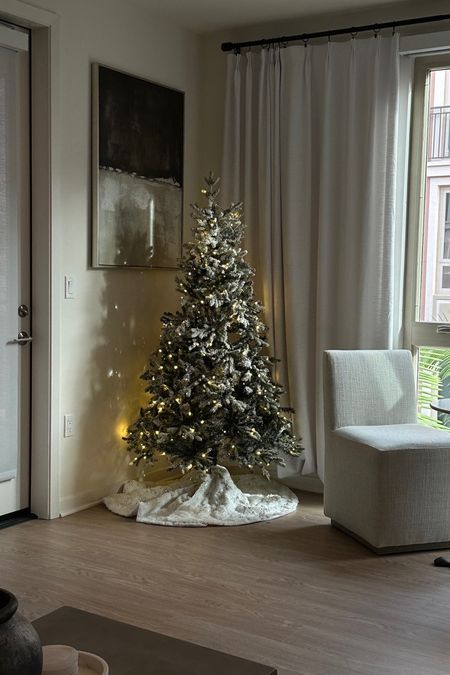 Living Room Christmas 
HOME DECOR 
Minimal interior design