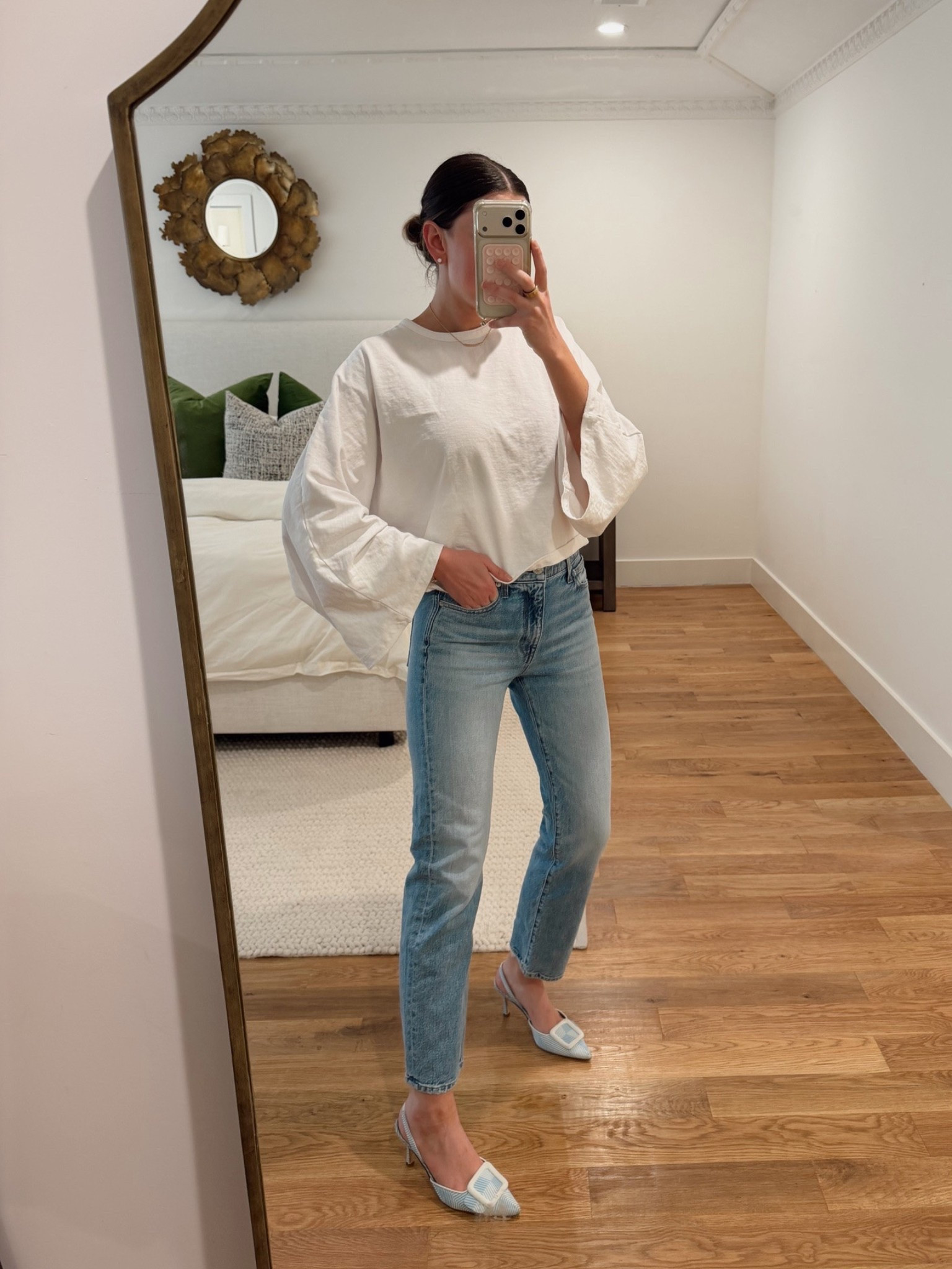 The perfect fitted jeans and a Zara top that looks so expensive but is under $30. A white long sleeve tshirt is something I’ll always wear in the fall

#LTKootd #LTKgrwm #LTKmomlife
