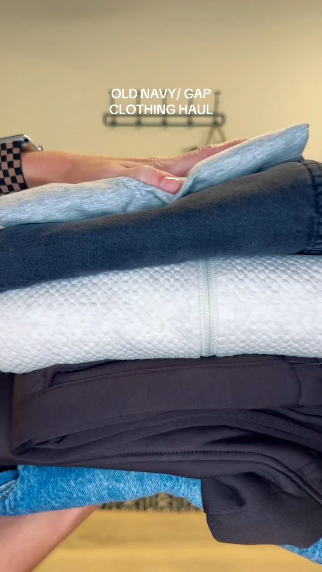 When I tell you I plan to LIVE in this cute brown fleece set as soon as the weather changes, I mean it 🤎

Everything linked on LTK ✨

#oldnavy #gap #tryonhaul #clothinghaul #falloutfits