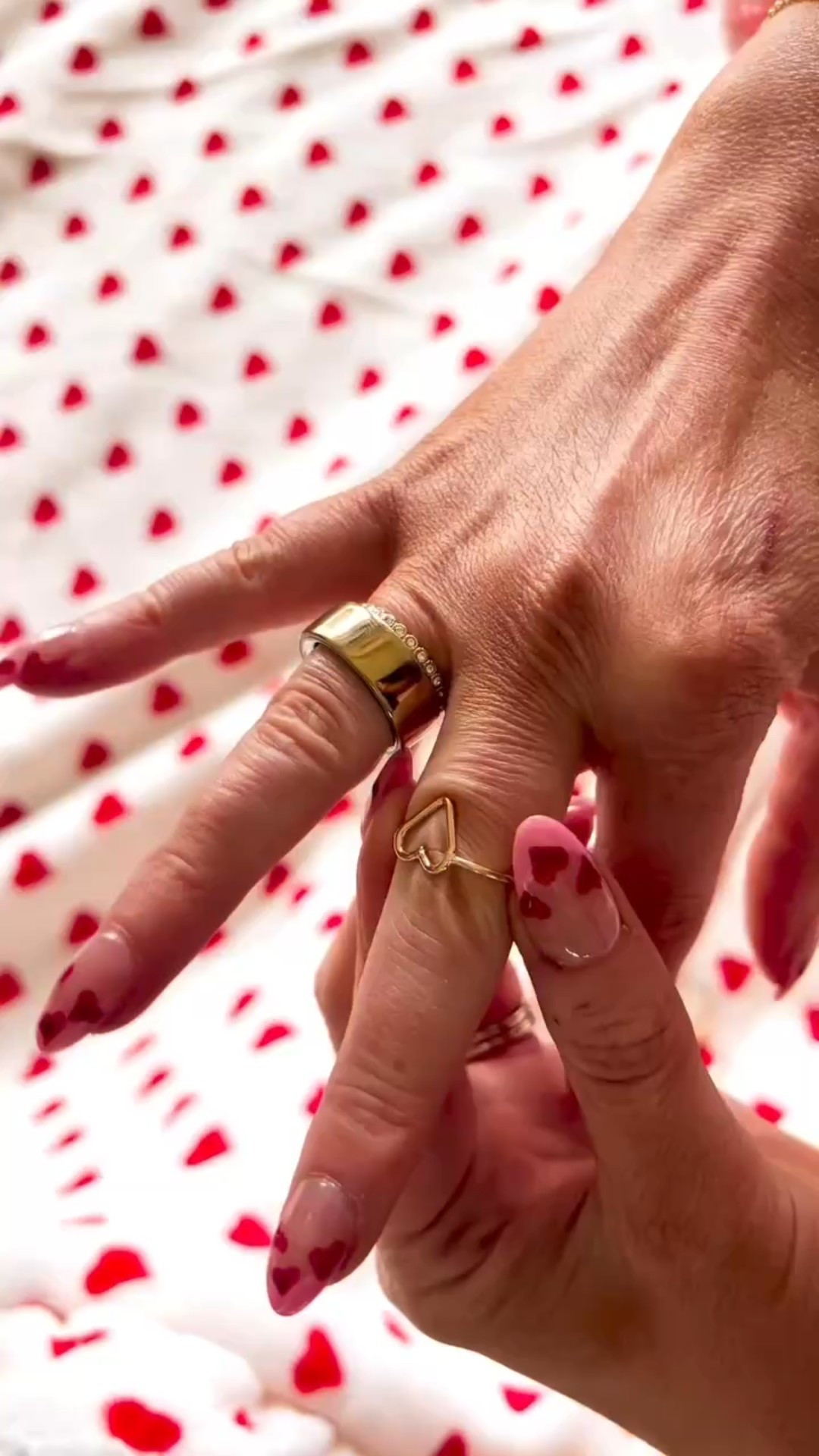 Gold oura ring
Gold heart rings
Valentines day rings 