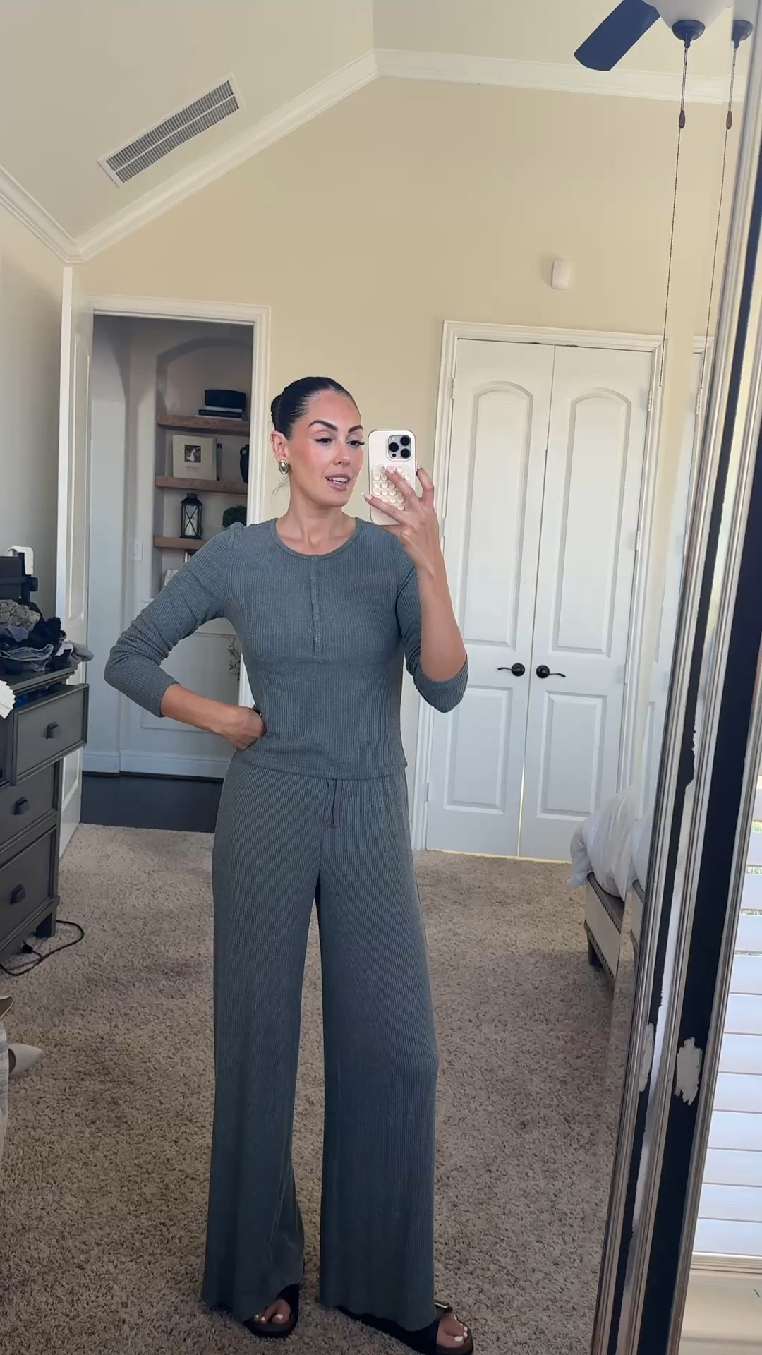 Small top 
Xs leggings and great fit my tall girls bc I’m 5’8