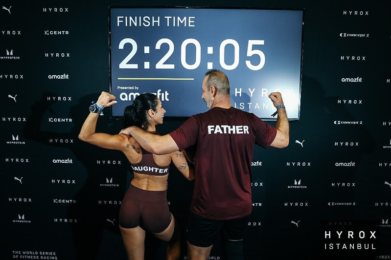 Just got my hands on some of the official photos from this race… and there are some absolute gems in here.😍

This one was special.♥️

Racing alongside my dad, seeing him out there pushing through, smiling, suffering, finishing strong… that’s something I’ll never take for granted.🫂

If you feel like it, say something nice for him in the comments. I’m going to read every single one to him.🥰

#hyrox
#hybridathlete
#raceday
#fatherdaughter
#womenwholift
