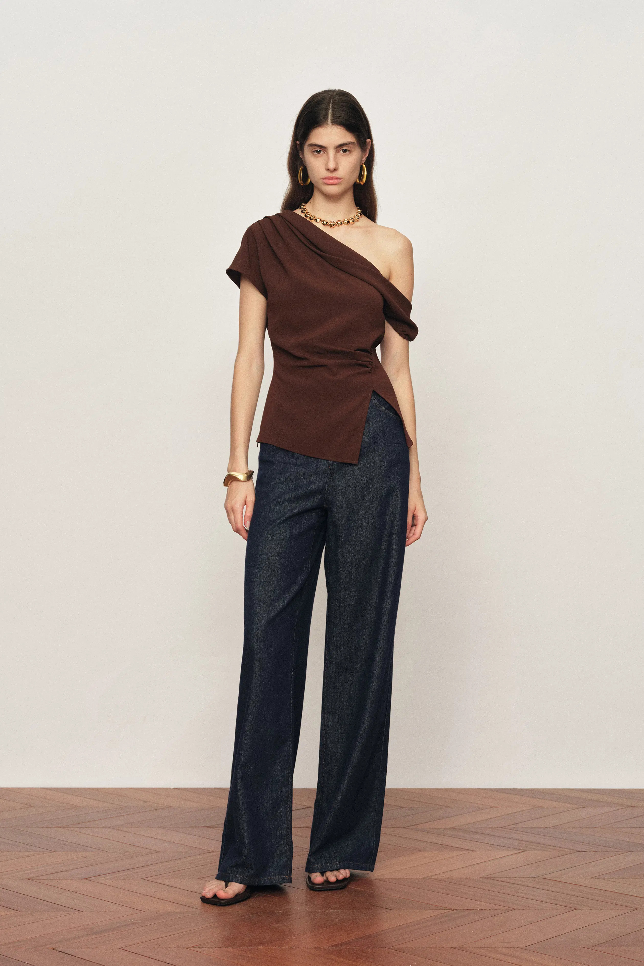 Hazel asymmetrisches, gerafftes Ein-Schulter-Top mit Seitenschlitz aus | Fabrique