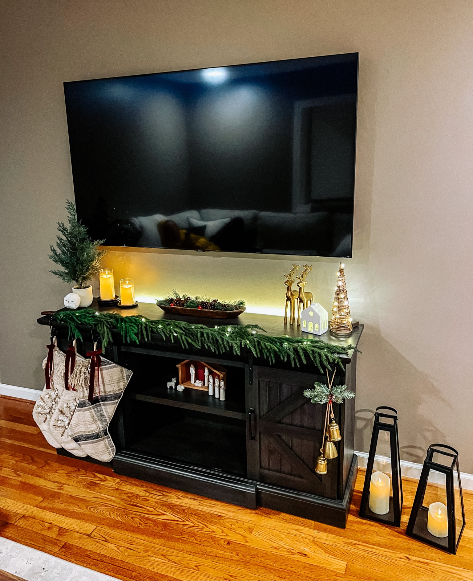 Last years Christmas tv stand decor ❤️ linked similar finds!

Christmas mantle, Christmas shelf styling, neutral Christmas decor, gold Christmas decor

#LTKHoliday #LTKhome #LTKSeasonal