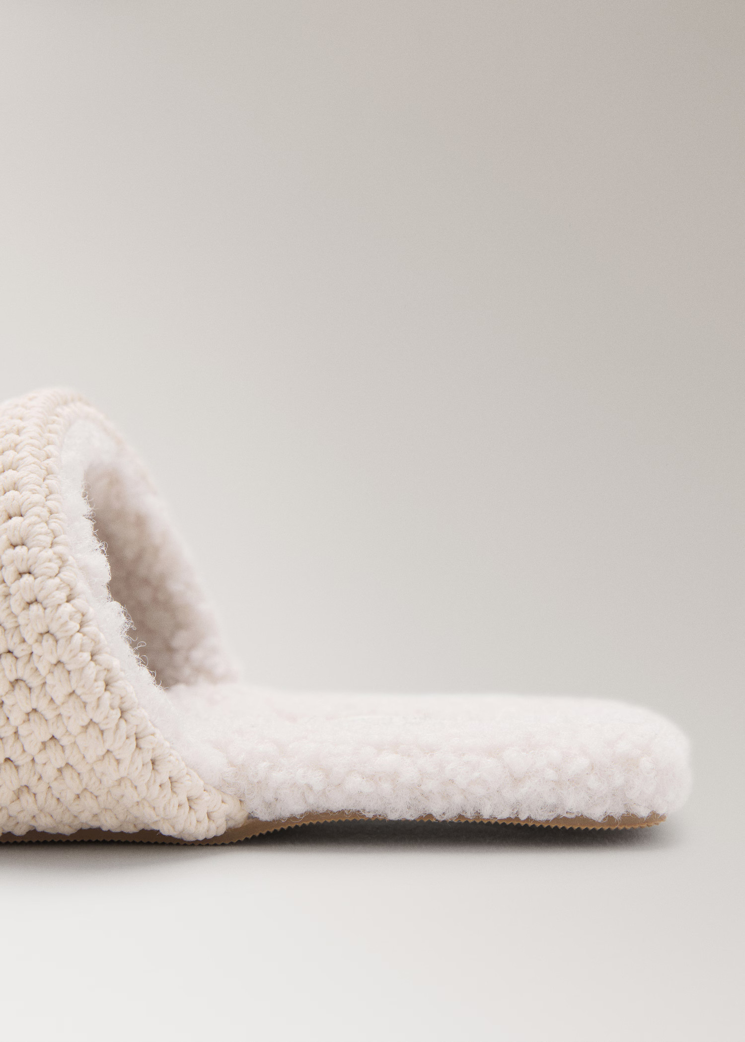 Crochet mule slippers with shearling lining | MANGO (UK)