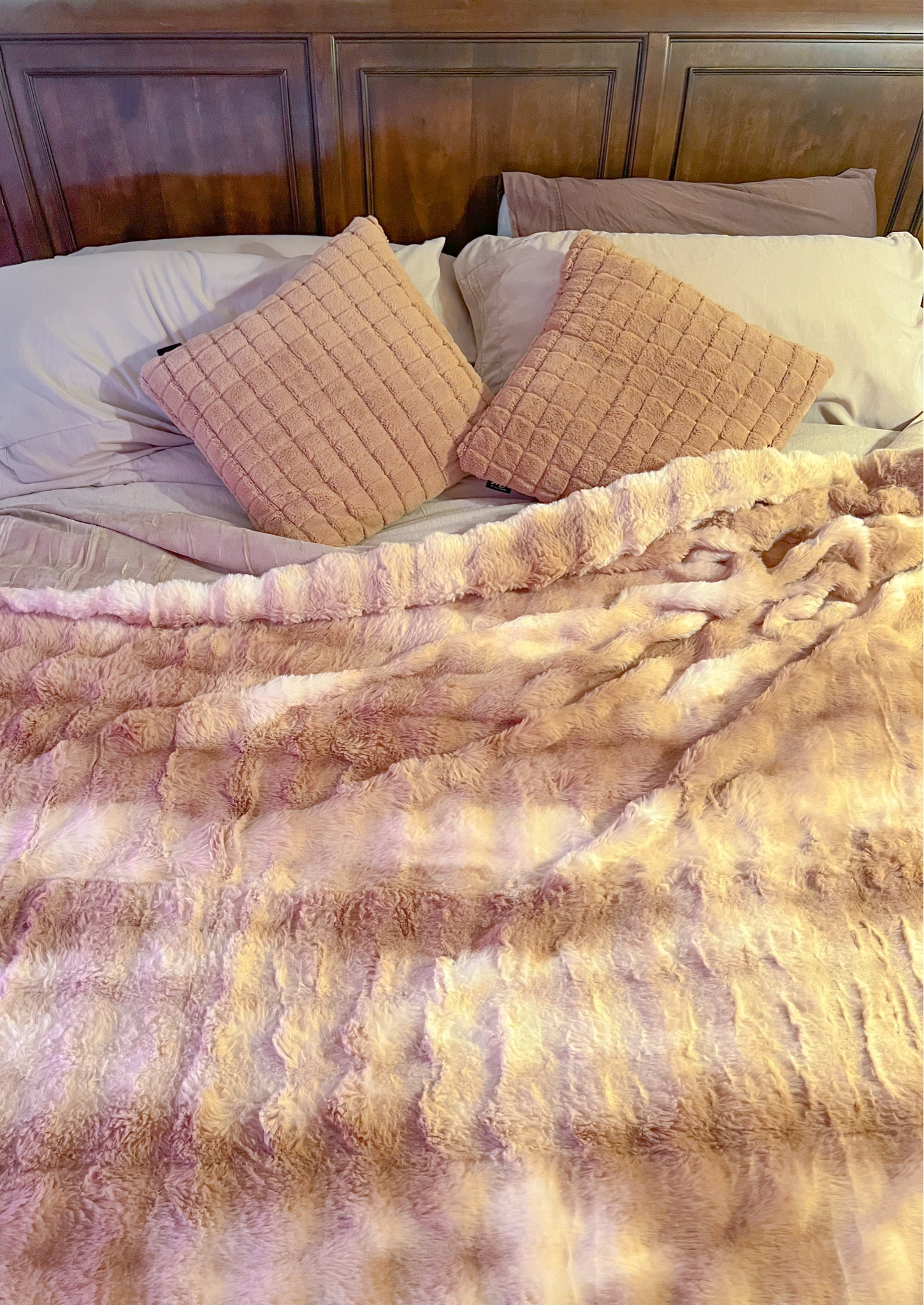 Cozy affordable softest kins size blanket ever! Lola dupe on Amazon! It’s a need for those chilly winter days!

#LTKHoliday #LTKFamily #LTKFindsUnder50