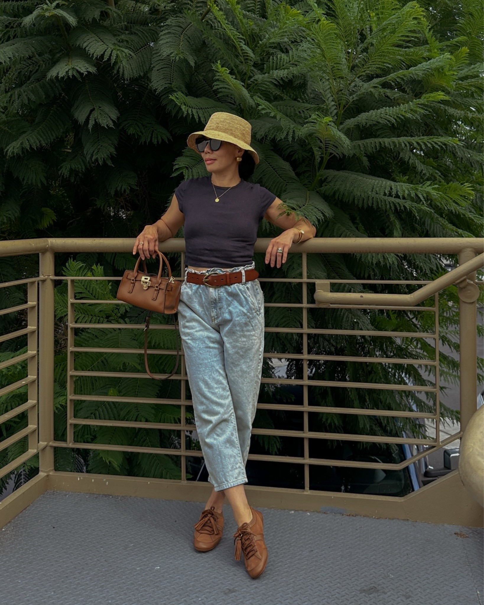One more post from this look 🤎 My new favorite @michaelkors-us ‘s Hamilton Moderne Extra-Small bag + Keely Tassel Suede Trainer shoes combo lately… get ready to see them on repeat all fall! 🍂

@michaelkors-us 
#michaelkors
#mkpartner

#LTKdayinmylife #LTKootd