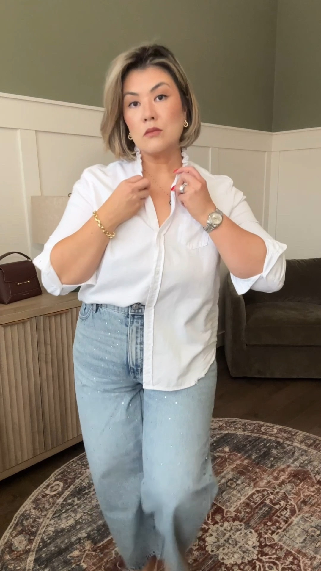 A classic outfit for an errand run. I’m always going to grab a button up with a great pair of jeans if I’m either in a rush to get out the door or just don’t have the bandwidth to come up with an entirely different outfit. I know this one will always work.

I’m wearing a medium in this top. It is a relaxed fit. I recommend sizing down one.

The jeans run slightly big. I’m normally between a 31 and a 32, I opted to go with a 31 in these.

#LTKootd #LTKMidsize #LTKOver40