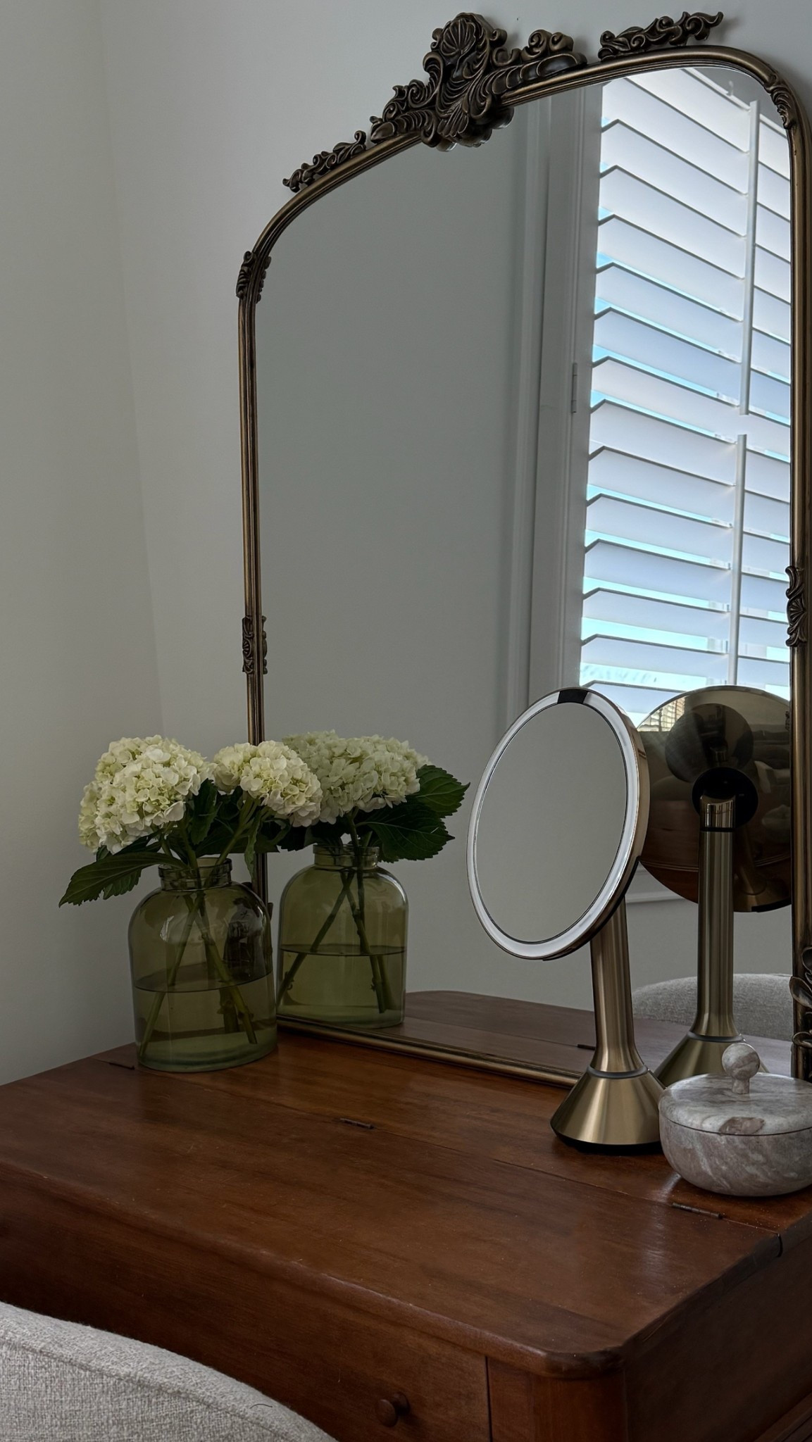 I love this little vanity✨
(desk is a thrift find - “antique wood writing desk”) 
(vase is from hobby lobby-filled with hydrangeas) 