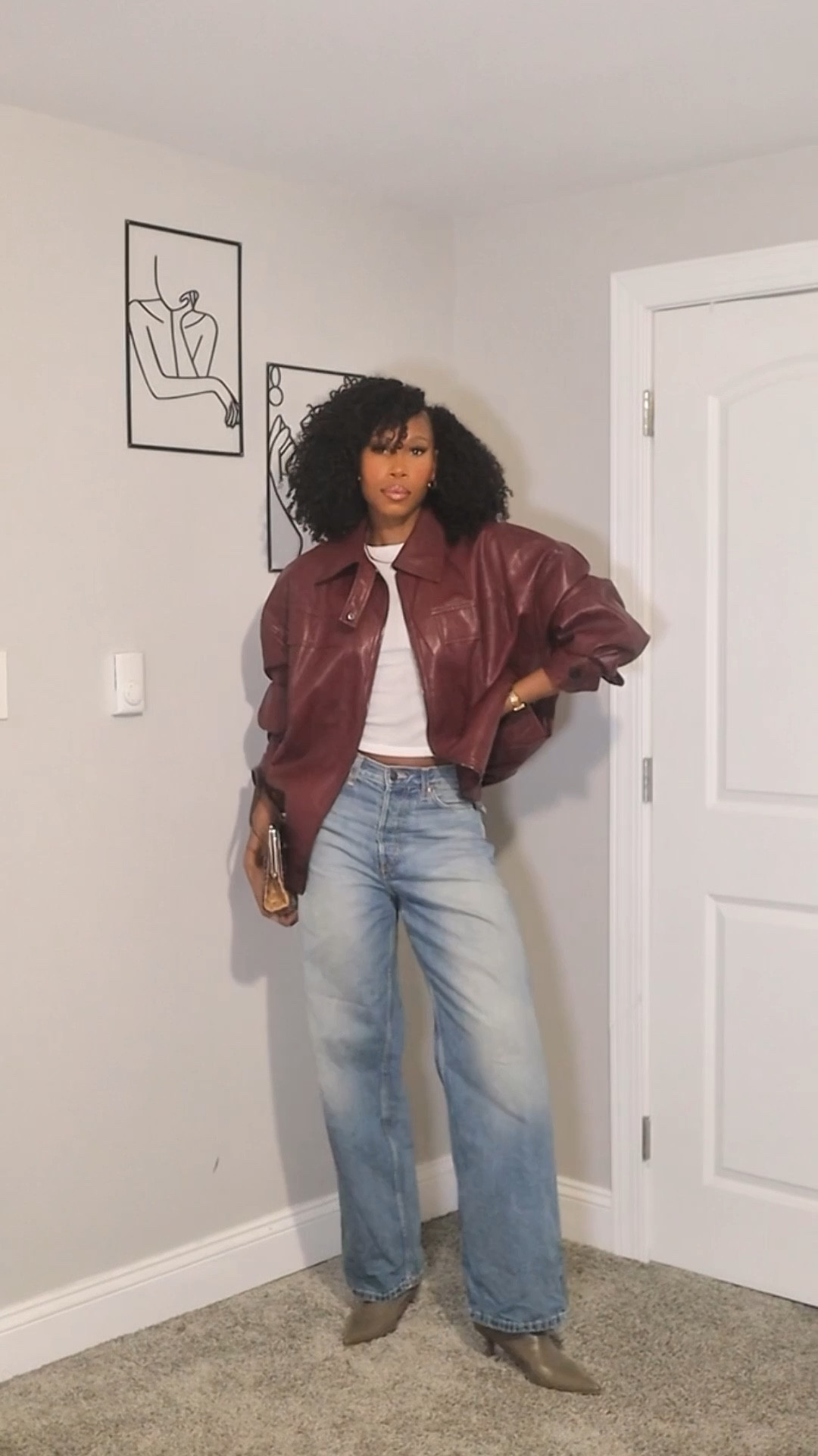 Casual Chic Girls Night Outfit | Leather Jacket + Jeans

NYC casual chic will forever be my go-to 🤍

This girls’ night out look is all about elevated basics:
• structured leather jacket
• classic straight-leg jeans (tall girl friendly)
• neutral basic tee
• kitten heels for that effortless polish
• vintage-inspired bag to pull it all together

Minimal effort. Maximum chic.
Everything linked here on my LTK ✨

Perfect for: dinner plans, date night, rooftop drinks, or a last-minute “I have nothing to wear” moment.

#LTKootd #LTKTall