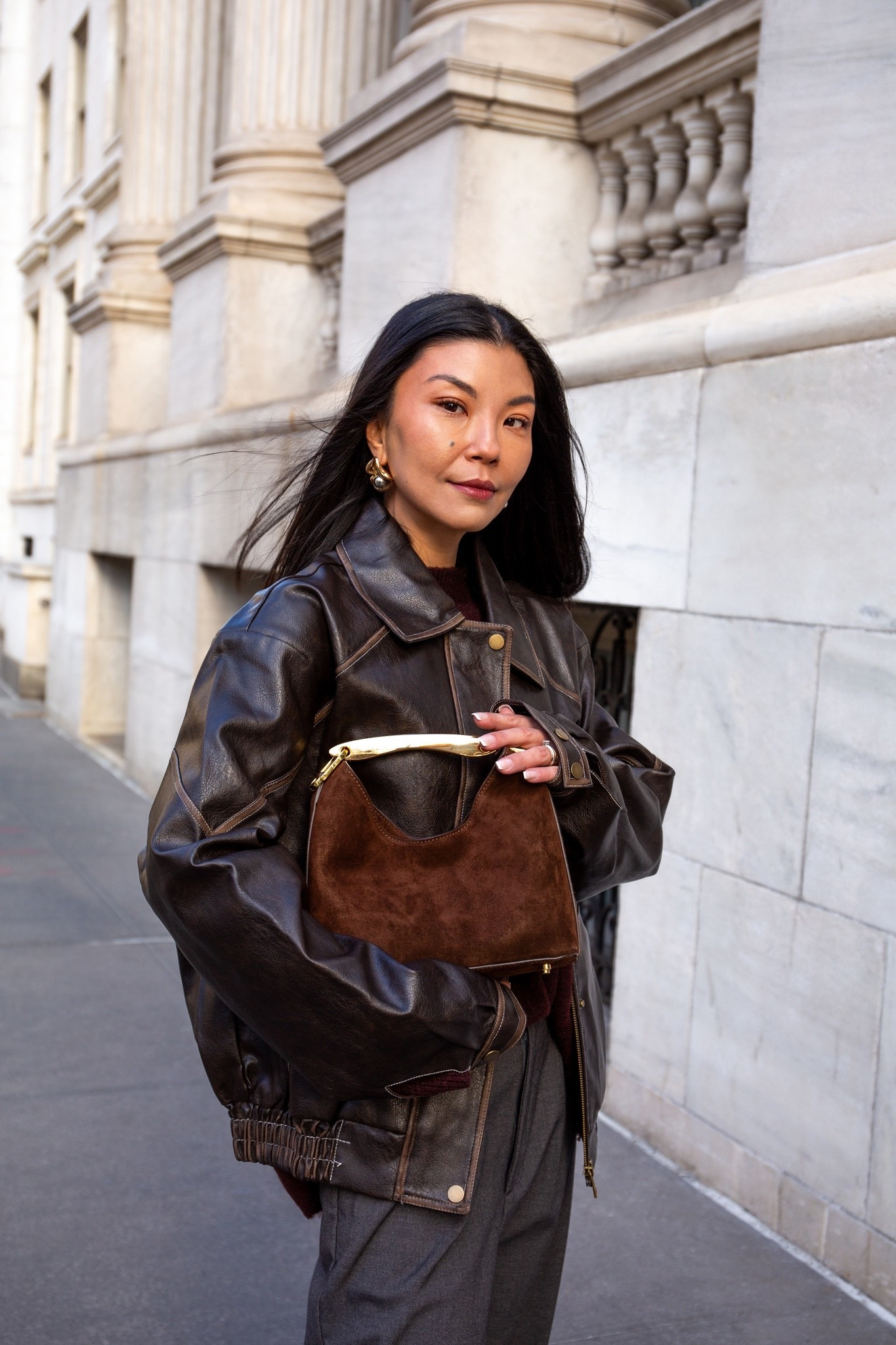 Structured layers. Grounded colors. 🤎🍇
Nothing loud—everything intentional.🩶
Jacket: @showpo
Bag: @elleme
#winterfashion #fashiondaily #outfitinspiration #suedebag #fauxleatherjacket



#LTKootd #LTKSeasonal #LTKOver40