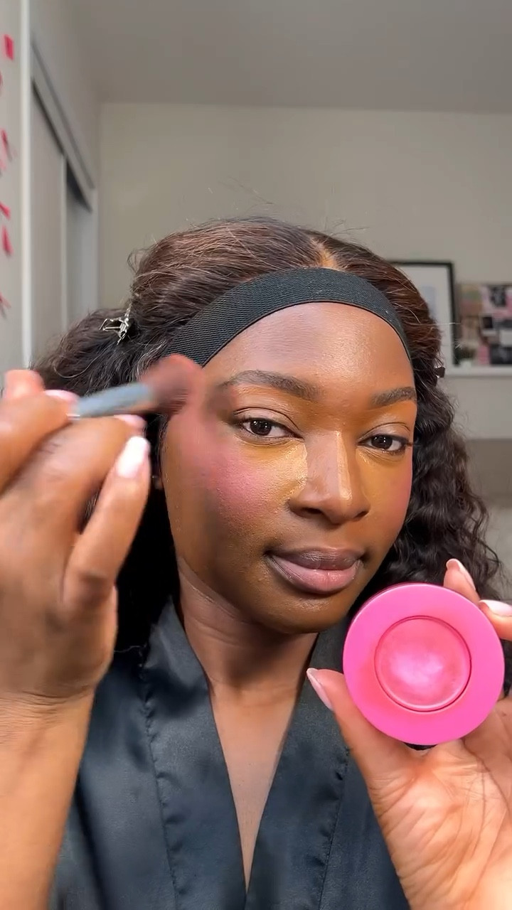 This is what’s in my Makeup bag 💄💋

Products used
@danessa_myricks yummy serum skin tint “13”
@narsissist soft matte complete concealer “Walnut”
@esteelaudercanada double wear foundation “6W2”
@nudestix blush balm “magenta matte”
@hauslabs Triclone Tech foundation “480”
@hudabeauty Easy bake loose setting powder “peach pie” 
@sephoracanada microsmooth face powder 
@narsissist Talc-free powder blush “Exhibit A”
@charlottetilbury Airbrush Flawless setting spray 
@makeupforever Artist color pencil “dimensional dark brown”
@narsissist liquid blush in “orgasm”
@onesize on ‘Til dawn mattifying waterproof setting spray

•
•
•
•
•
#makeupformelaningirls #whatsinmymakeupbag 
#softglammakeup #travelmakeupartist 
#torontomakeupartists #torontomua #browneyemakelooks #summermakeuplooks #travelmakeupartist #lamakeupartist #torontomua #grwm