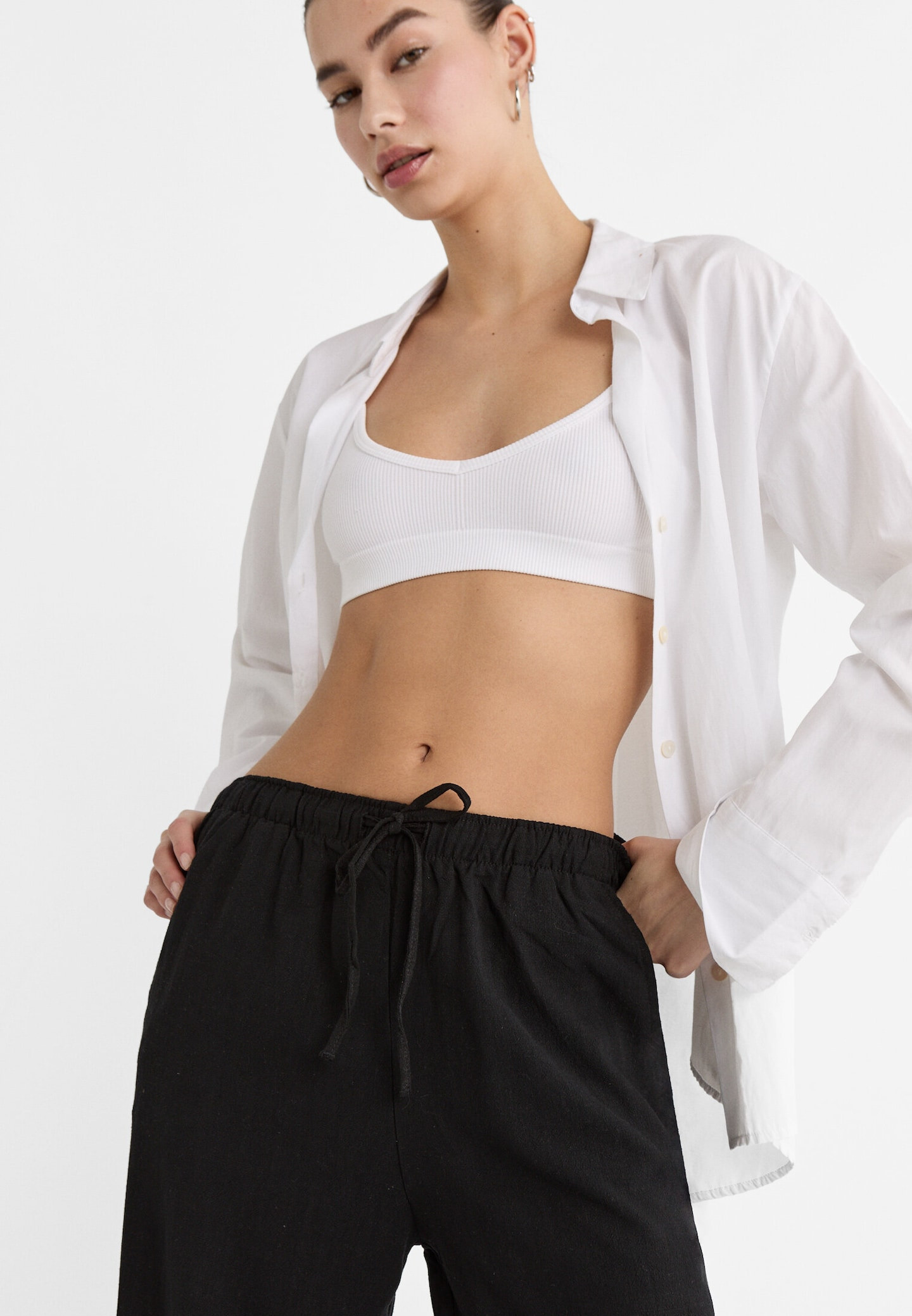 Loose-fitting linen blend trousers | Stradivarius (UK)