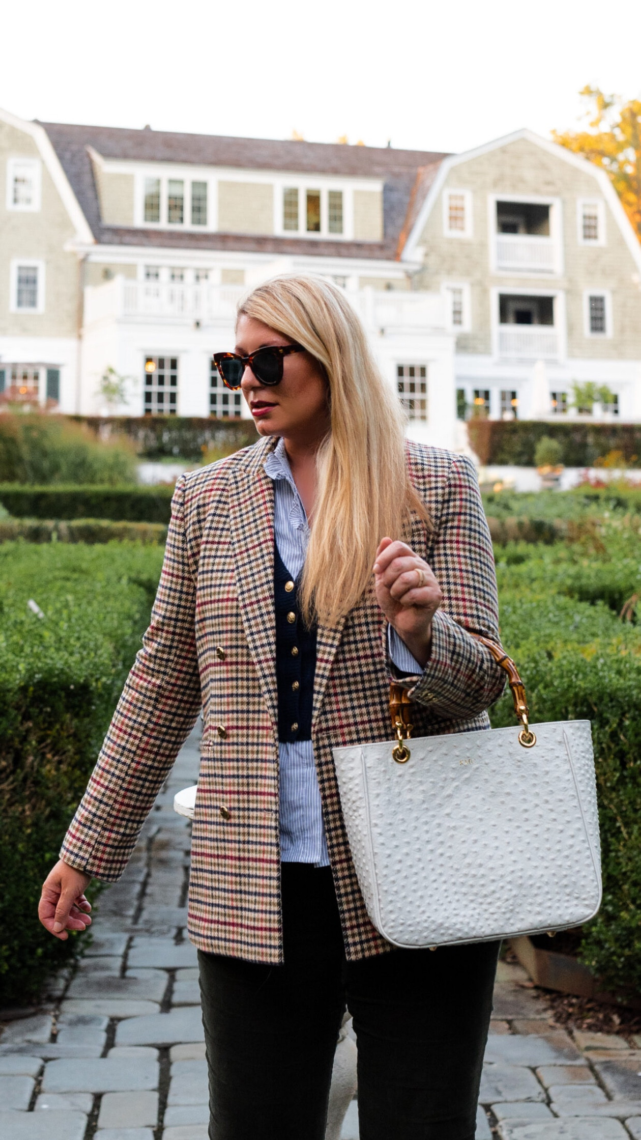 Sale alert!! 💼 Great bag for late summer & fall—these are such a favorite. Great quality, Italian leather, and beautiful details with a bamboo handle. 