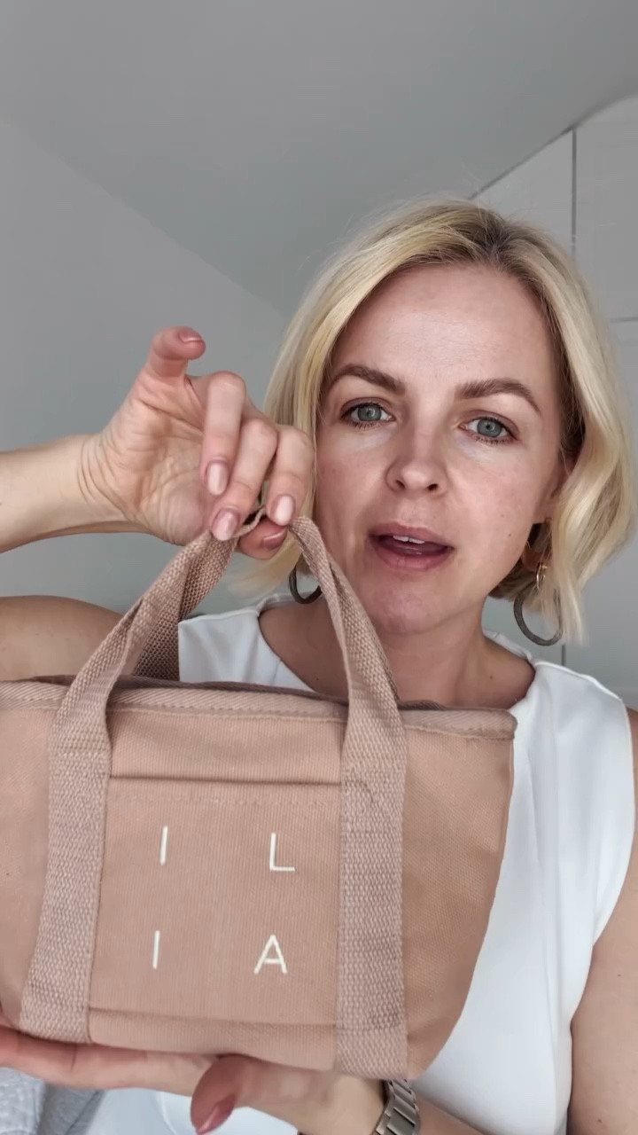 A full face using @iliabeauty makeup. 
I was properly shade matched by one of the ILIA artists at @spacenk recently (at the launch of the new blur serum concealer) — and it makes such a difference getting your complexion right.

[Contains some gifted items and items I’ve purchased. No obligation to post]

#alibaileylondon #newmakeupproducts #ilia #makeupover40 #naturalmakeuplook