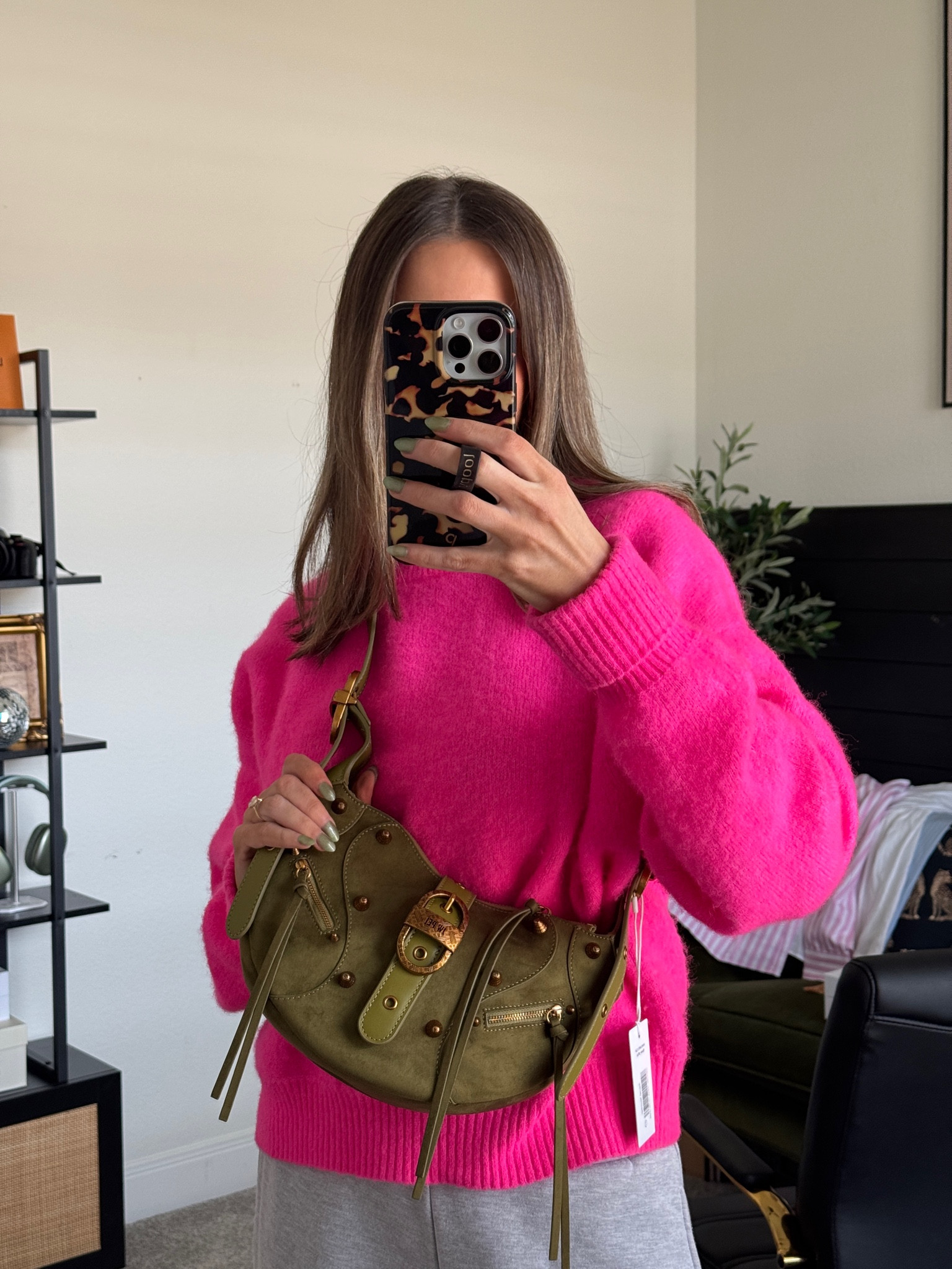 If I could own this bag in every color, I absolutely would. I love the details! This olive color is so good!! 🫒🫒🫒