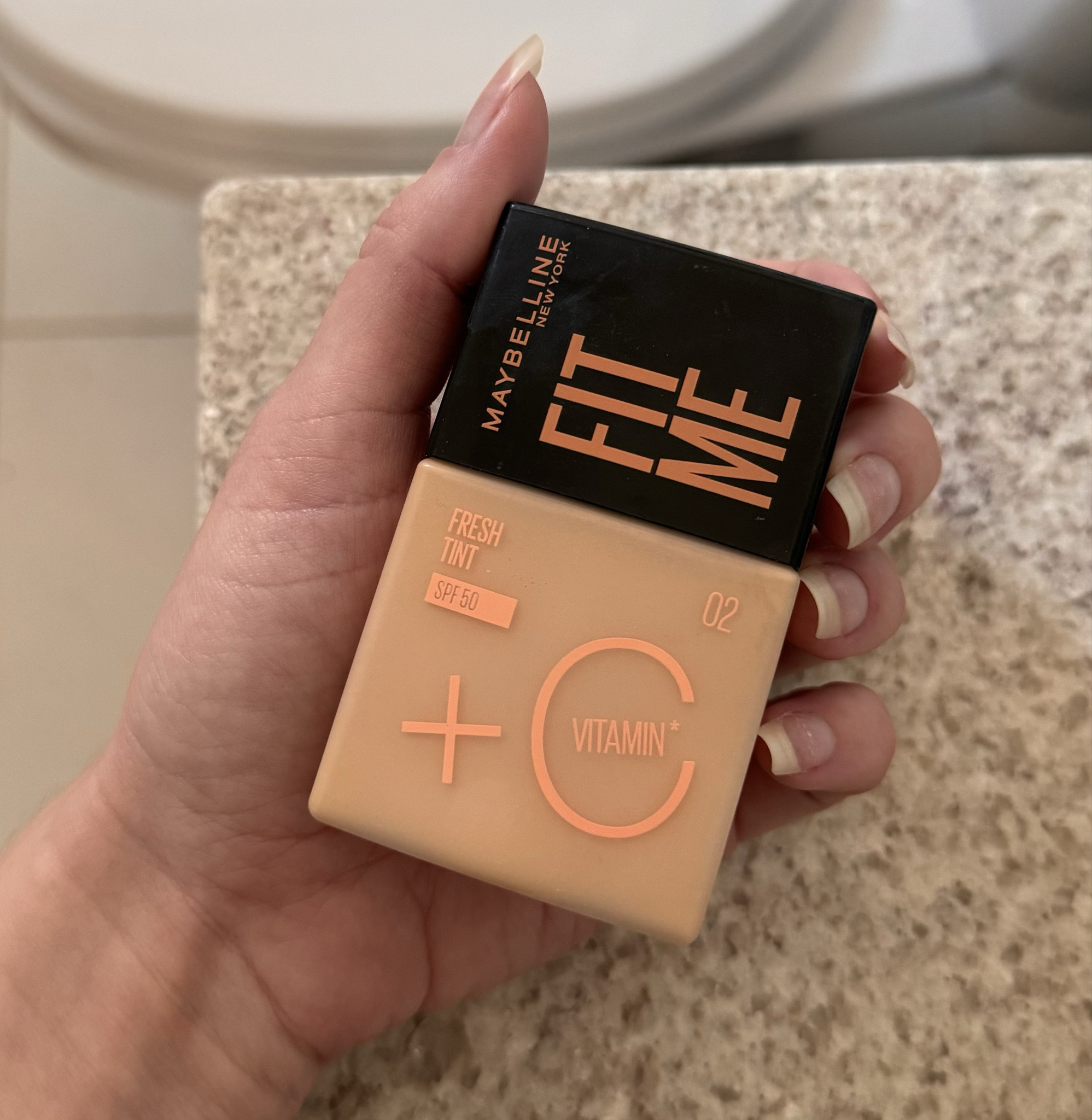 Base favorita do momento+ dois tipos de makes com ela de fundo! 

A primeira usei ela com uma pele mt bem hidratada primeiro, pra dar aquele viço bonito que eu gosto tanto✨ 

A segunda deixei a pele só com a textura da base pura, um pouco mais sequinha, mas sem ser mt mate sabe?! 

Querem um review em vídeo dela pra vocês verem melhor a aplicação na pele?! Se sim, já deixa um coração por aqui pra eu saber se querem😉

#LTKbrasil #LTKbeleza #LTKwinter