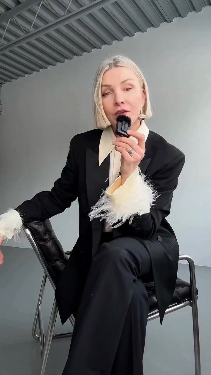 Victoria was right. The tuxedo blazer is a power anchor. Instant edit, simple base, done.

Denim, tailoring, texture, evening. The range is the point.

Styling logic, full breakdown, and all links on Substack. Comment TUXEDO and I’ll send it to your DMs.

#tuxedoblazer #tuxedostyling #isabelmarant #howtowearit #over40