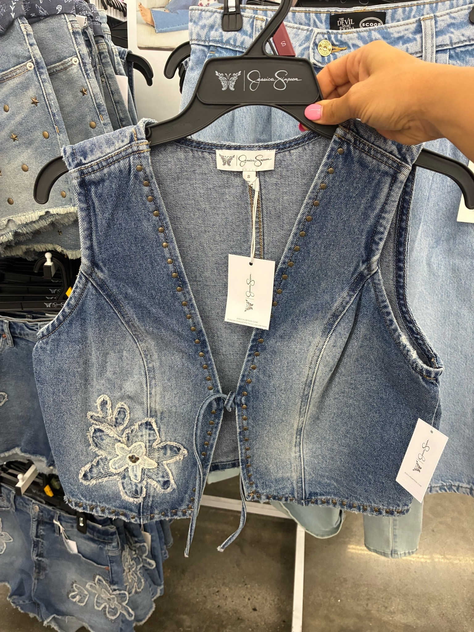 The cutest denim vest! This would be perfect for a country concert! 😍

#LTKdayinmylife #LTKSeasonal #LTKmomlife