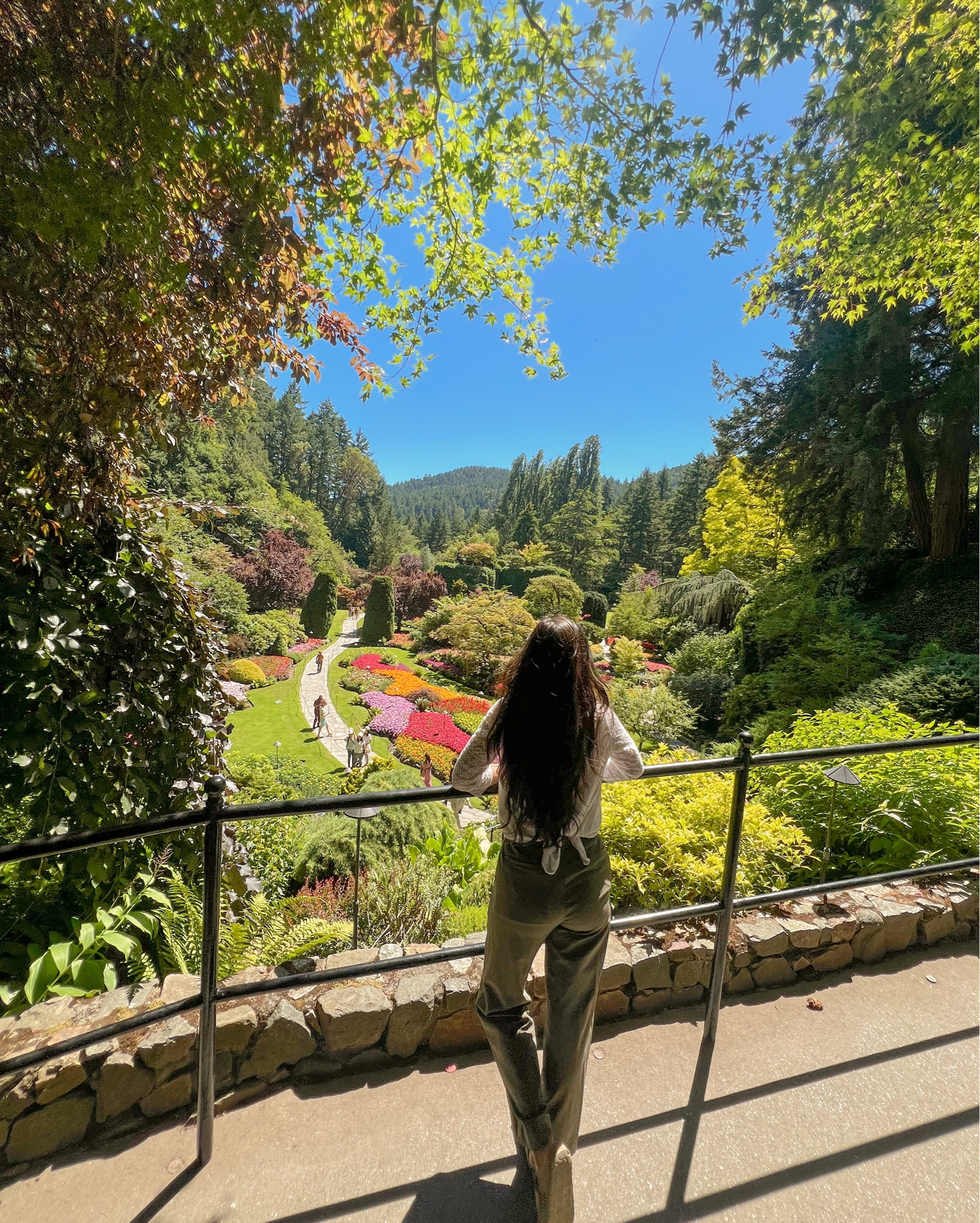A garden that feels like a breath of stillness—
Butchart Gardens in full bloom.
+ Traveling
with intention means slowing down, noticing beauty, and choosing pieces-like these Unbound pants-that let me wander freely while honoring the earth.
Where's the most breathtaking place you've wandered lately?

#LTKcanada #LTKtravel