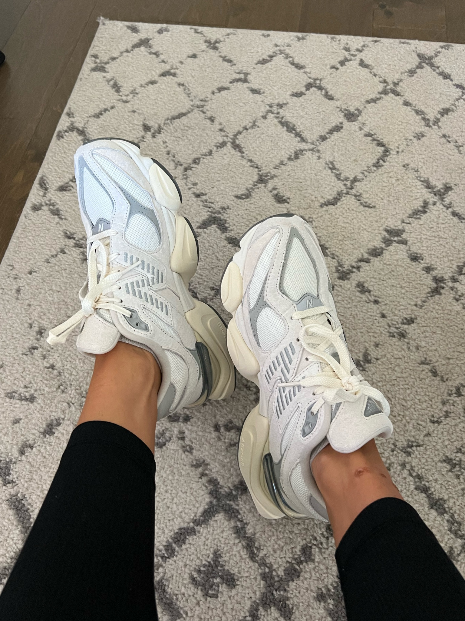 Ignore my scabbed leg 😂 Love a good grandpa shoe! TTS