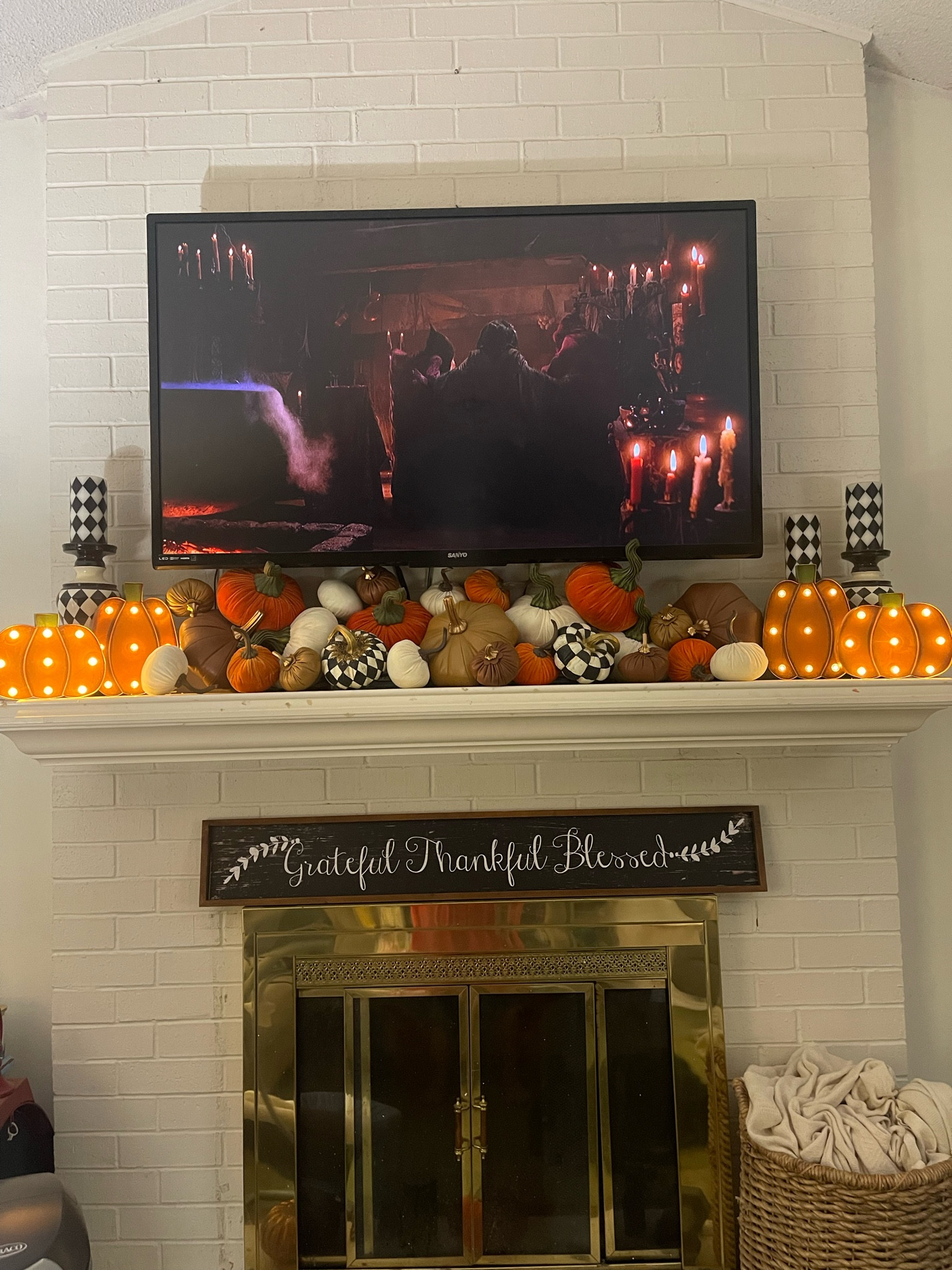 I just love fall decorations! 🖤🎃

#LTKhome #LTKHalloween #LTKSeasonal