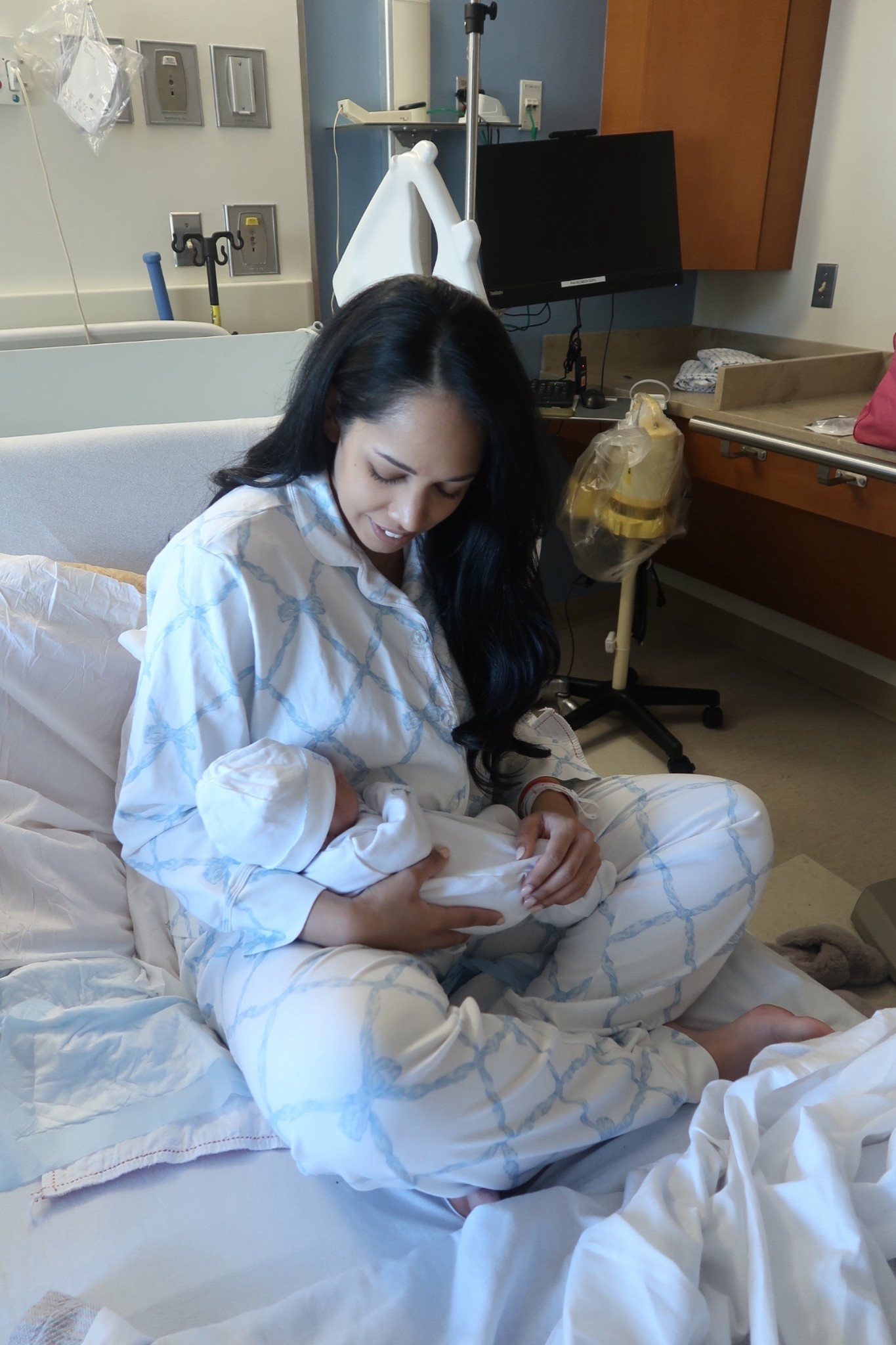 The coziest set for mommy and the cutest outfit to welcome baby 🩵 #newbaby #newborn

newborn baby outfit
baby boy outfit
welcome baby outfit
mommy and baby outfits
blue and white outfit
post partum outfit
hospital outfit

#LTKmomlife #LTKBaby #LTKootd