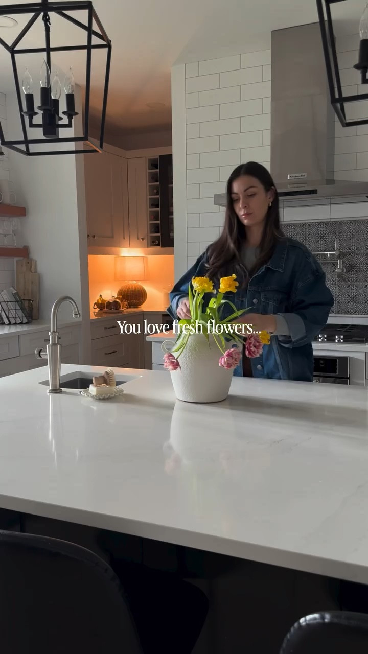 I love fresh flowers… but replacing them every week isn’t it.

These faux stems look so real and they last forever. One of my favourite little styling tricks to make a space feel finished.

Comment “FLOWERS” and I’ll send you the link to these & all my favourite faux stems for spring!