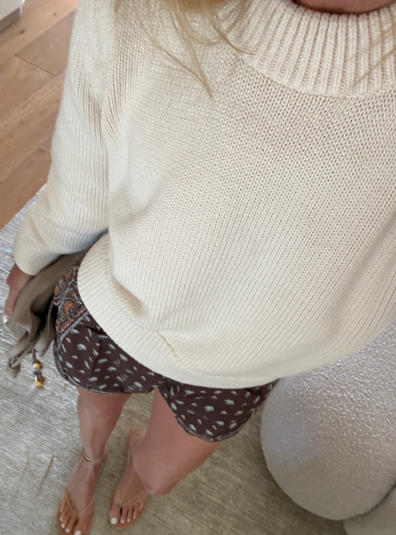 Look of the day

Cream crewneck sweater
Soft cotton brown shorts
Clutch bag
Beige sandals