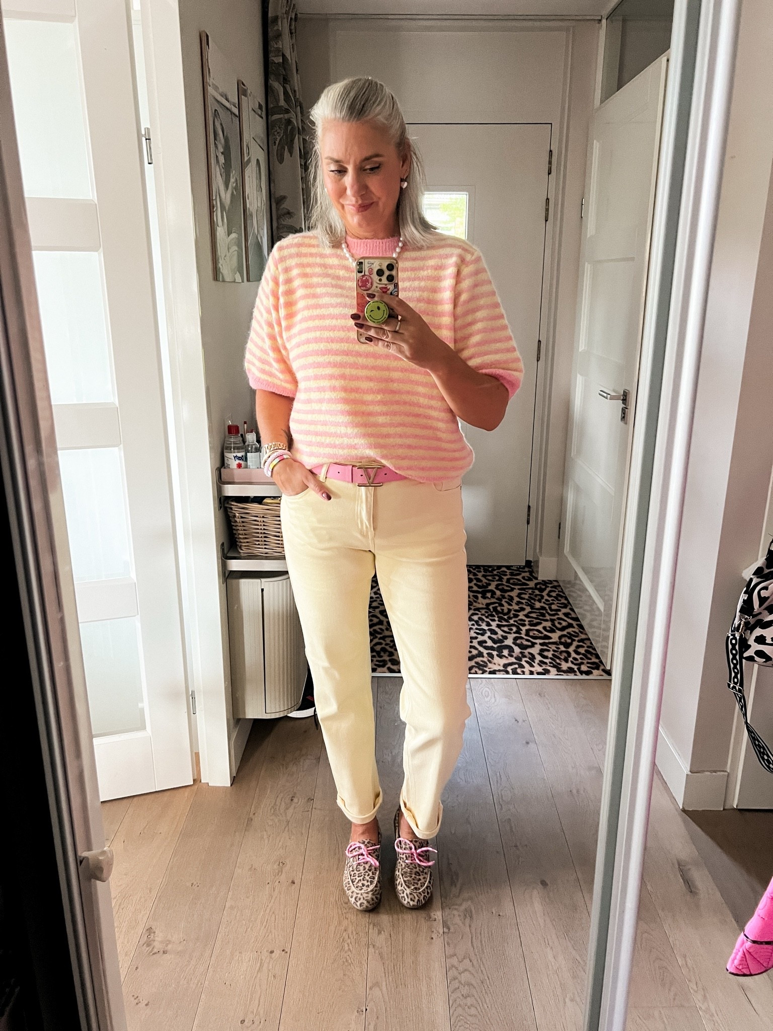 OOTD - Donderdag. Een roze met geel gebreid truitje van Cotton Club (xl) op een gele jeans van Perfect Jeans (https://www.perfectjeans.dk/MARLOUSDEWIT) een roze riem en luipaardprint moccasins waar ik de veters verwisseld heb.

#LTKnederlands #LTKeurope #LTKworkwear