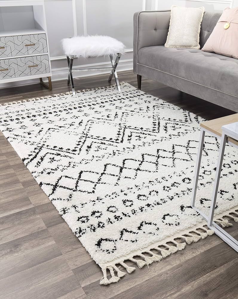 CosmoLiving by Cosmopolitan Wisp Area Rug, Whisper White 5 ft x 7 ft | Amazon (US)