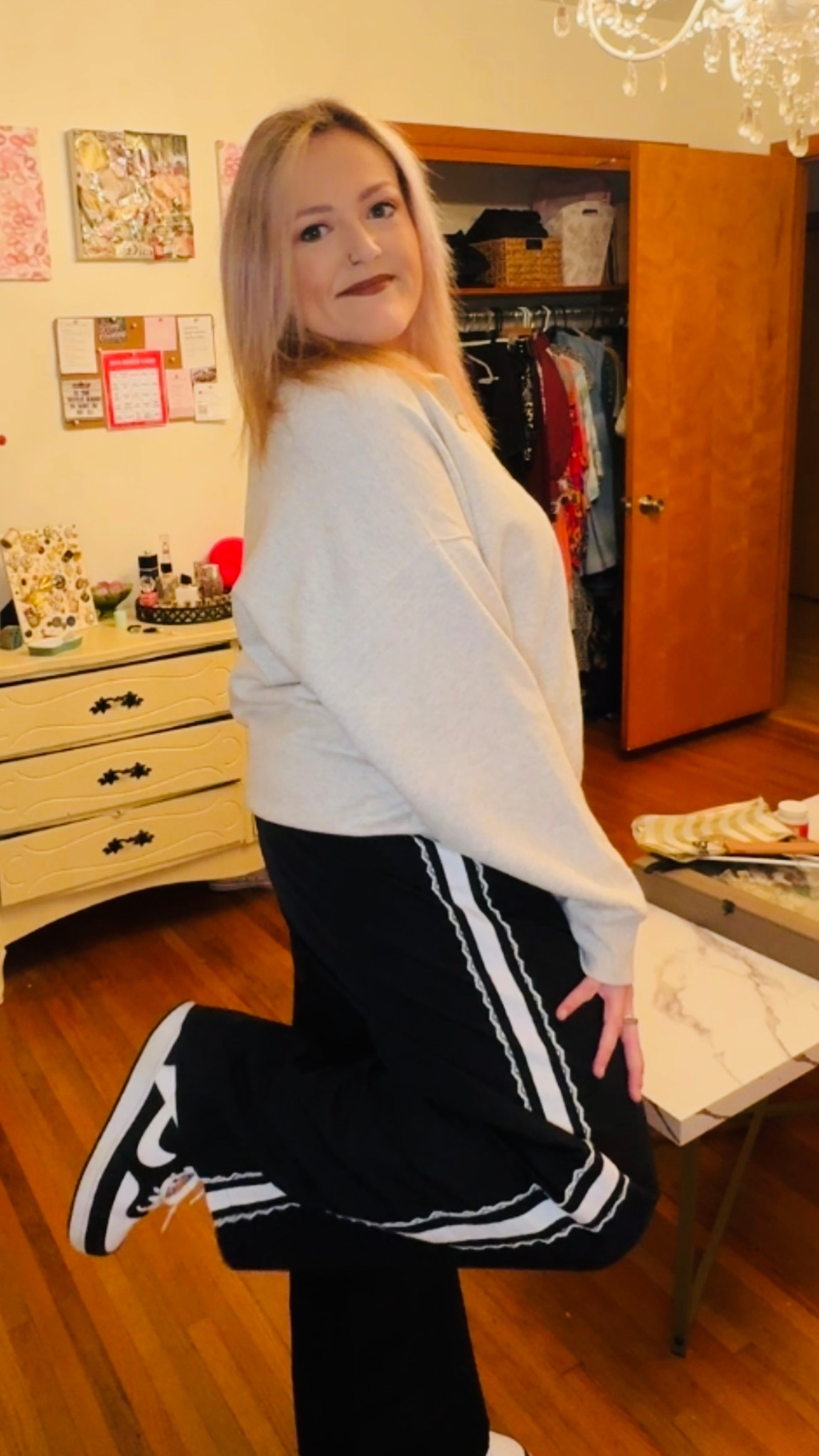 the comfiest Friday fit 🖤 

#LTKMidsize #LTKmomlife #LTKootd