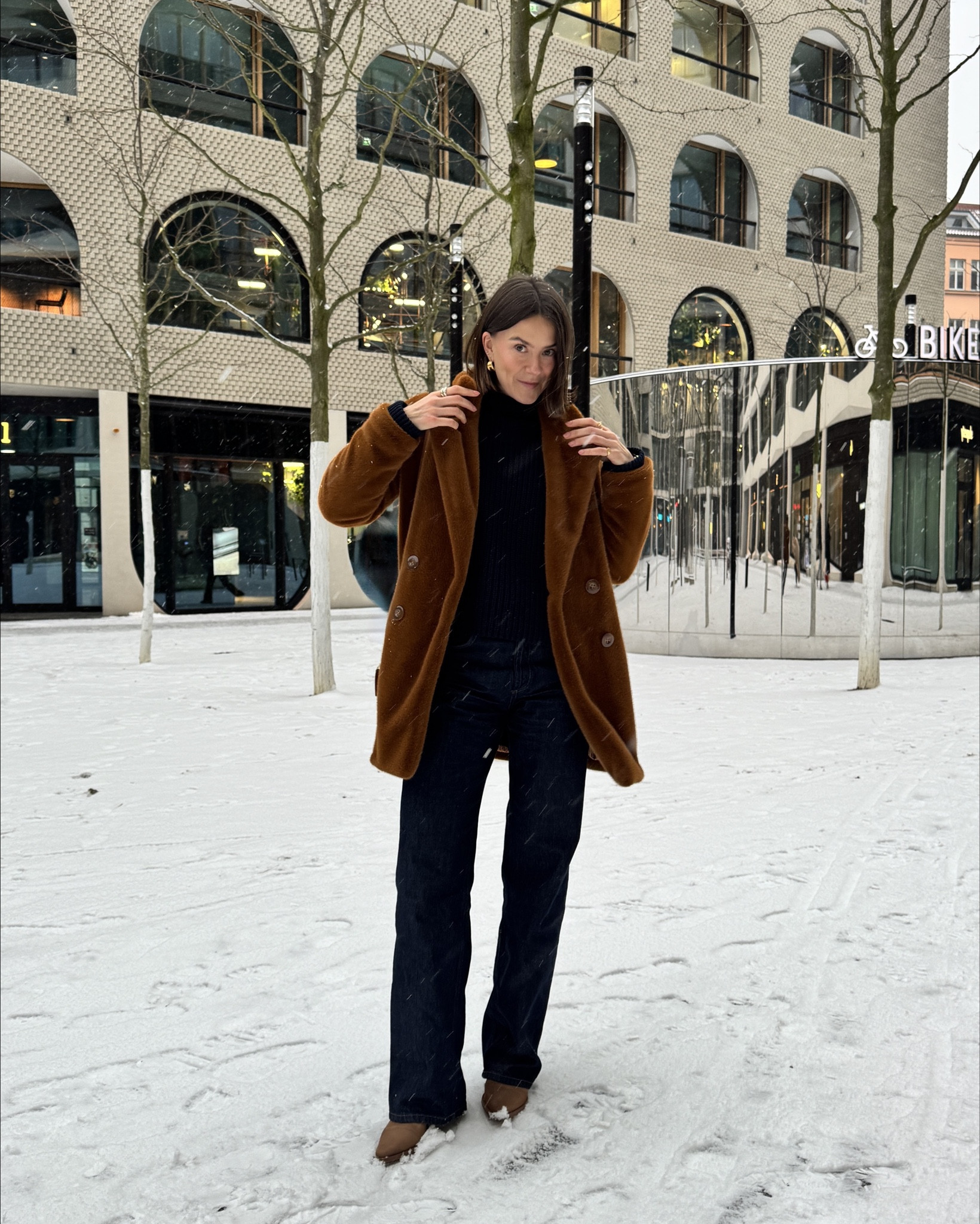 Snowy dark sapphire look ❄️💙🤎 Vanity Bag @paris64world 

#LTKeurope #LTKbag #LTKdeutschland