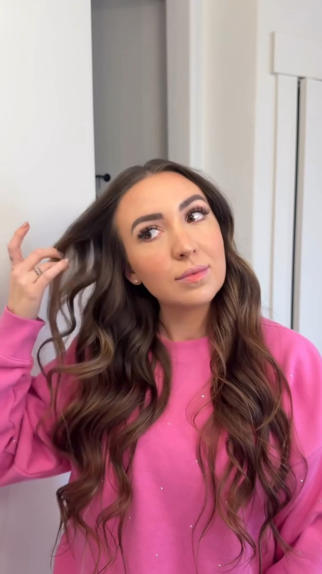 Taking it back to the tried and true! These might even be the curls that last the longest in my hair..which isn’t long 😅

#millennialcurls #easycurlyhair #10minutecurls #hairhacks #longhair millennial mom, mom hair, trendy hair, hairstyles, hair tutorials, hair content creator