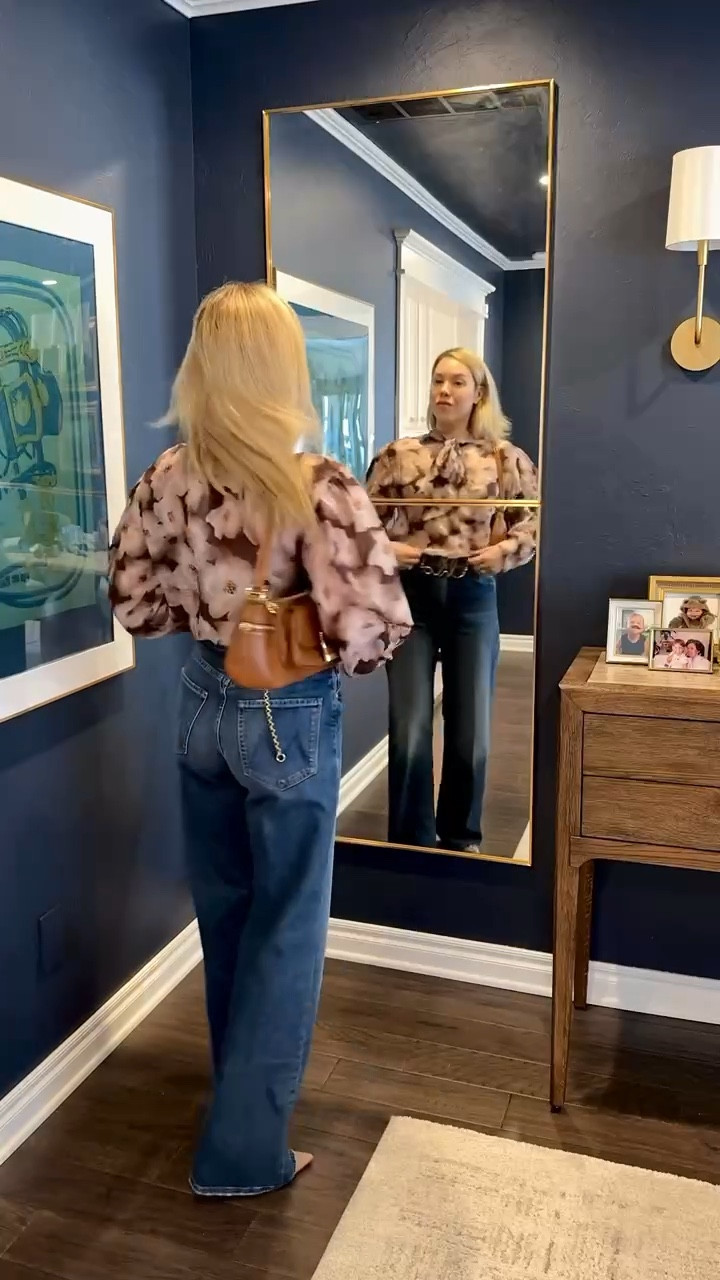 This floral top is so cute and a little cropped BUT perfect for tucking in.


Mother jeans 
Fall outfit 
Chloe belt 

#LTKItBag #LTKStyleTip 

#LTKFindsUnder100 

#LTKSaleAlert #LTKootd #LTKSeasonal