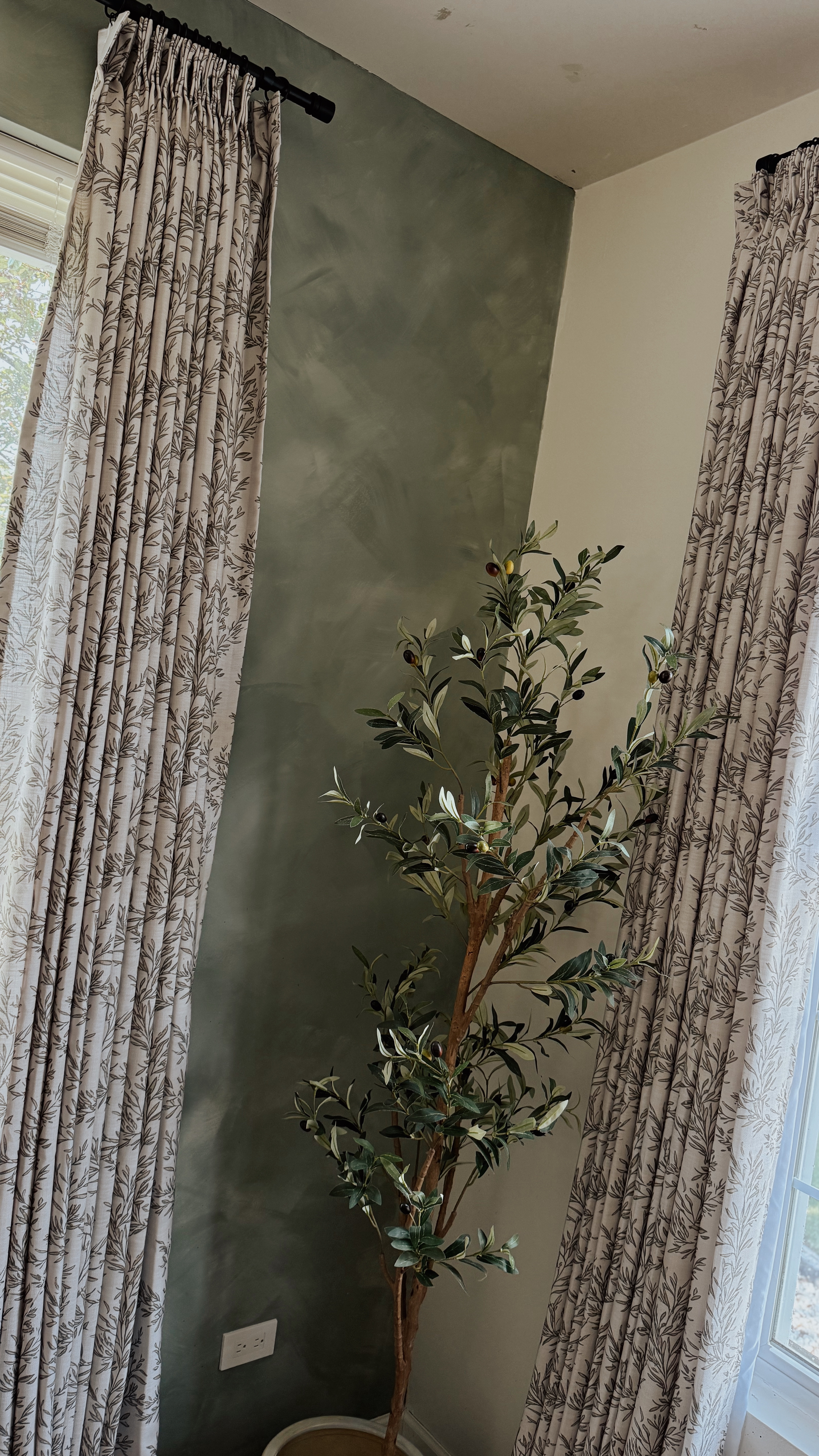 Obsessed with these curtains and the design!!! 💫🪿🫶🏻 

