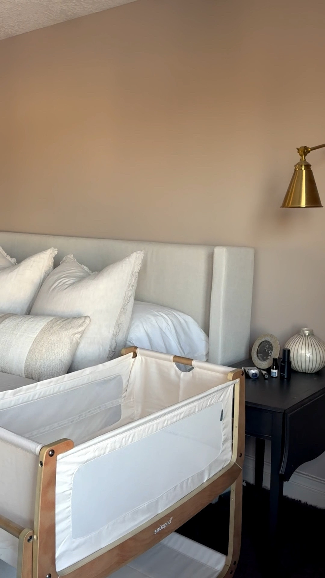 Our favorite bed side bassinet! 💤