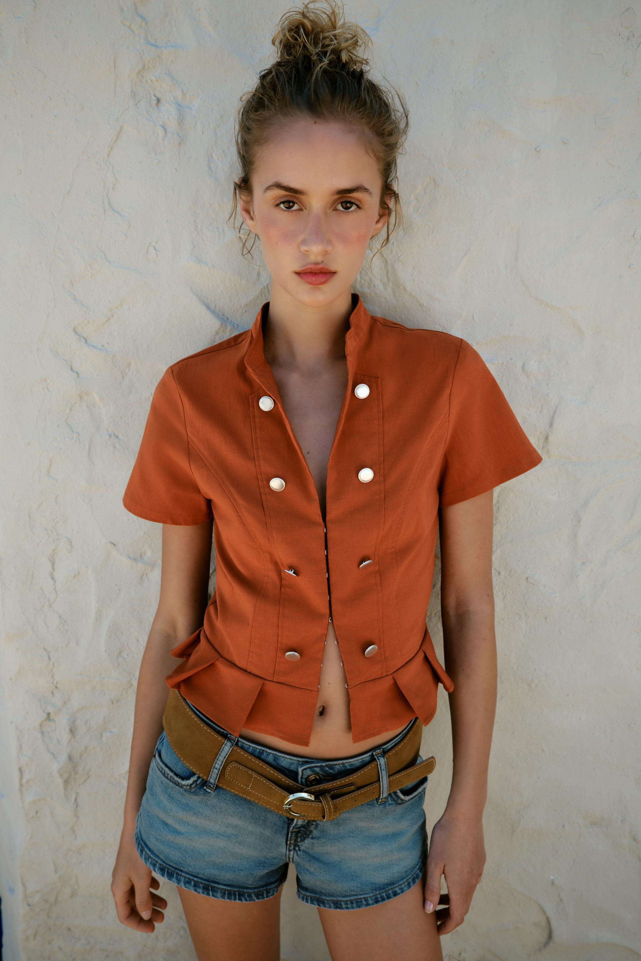 TOP MIT KNÖPFEN UND KURZARM | Zara DE