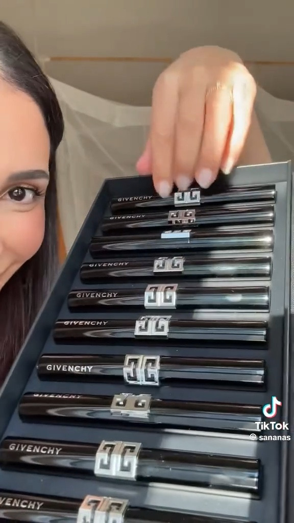 Swatches du Rouge Velvet Matte de @GivenchyBeauty ! Il floute et repulpe les lèvres pendant 24h, a une opacité folle dès le premier passage et une tenue de 12h. Je suis fan de la formule et son écrin couture !

#makeup #lipstick #velvetlipstick #LeRouge #givenchybeauty