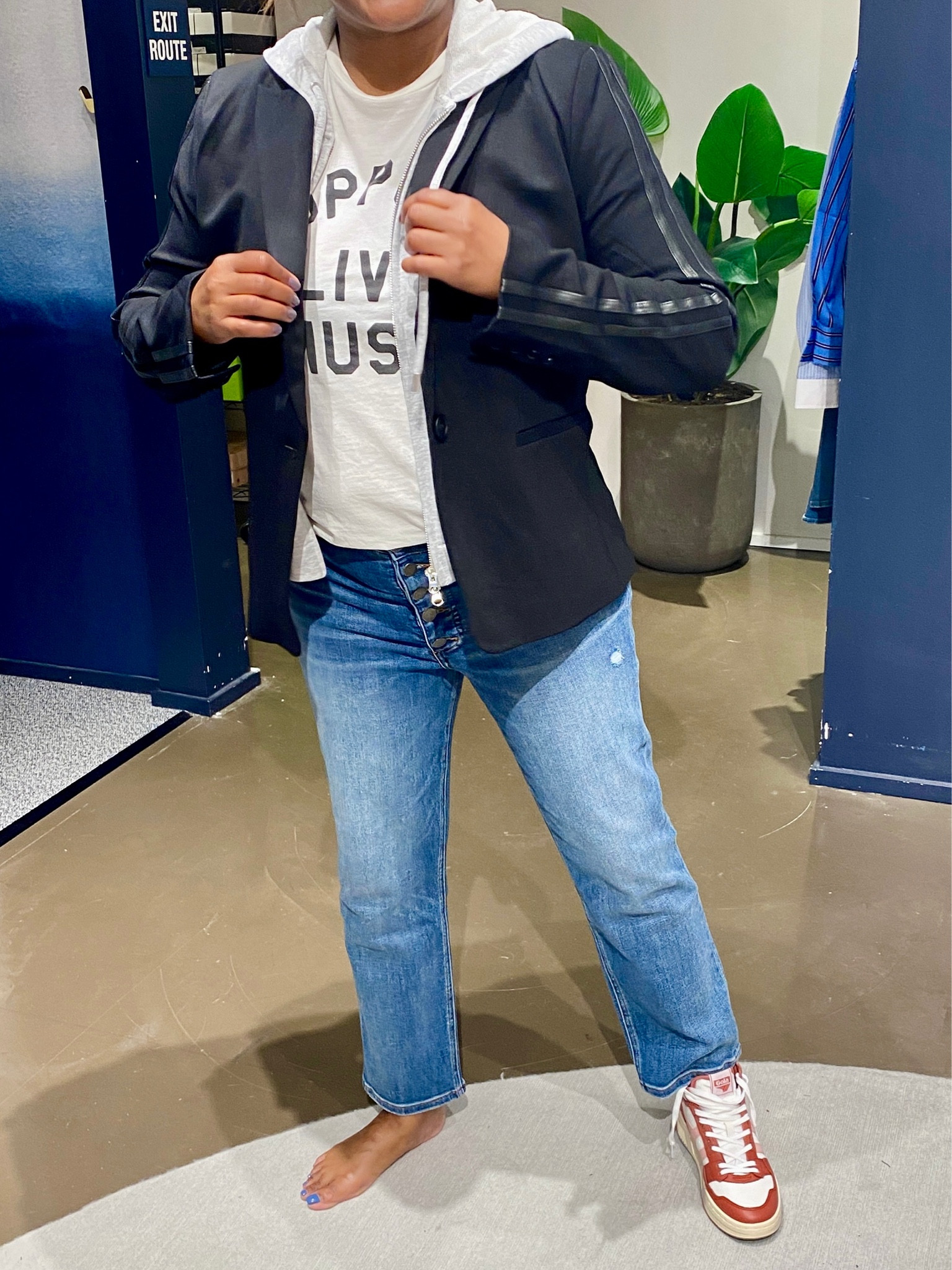 Wide leg jeans: straight

Merge sporty with sophistication by pairing a hip-grazing tee, a nipped waist blazer, and some cool sneakers.

#LTKstyletip #LTKshoecrush #LTKover40