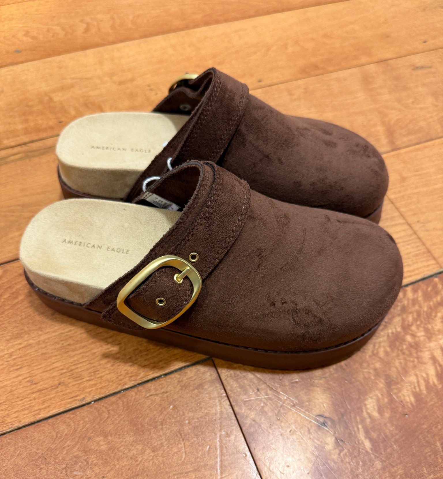 American Eagle clogs are too cute! Love this shade of brown  