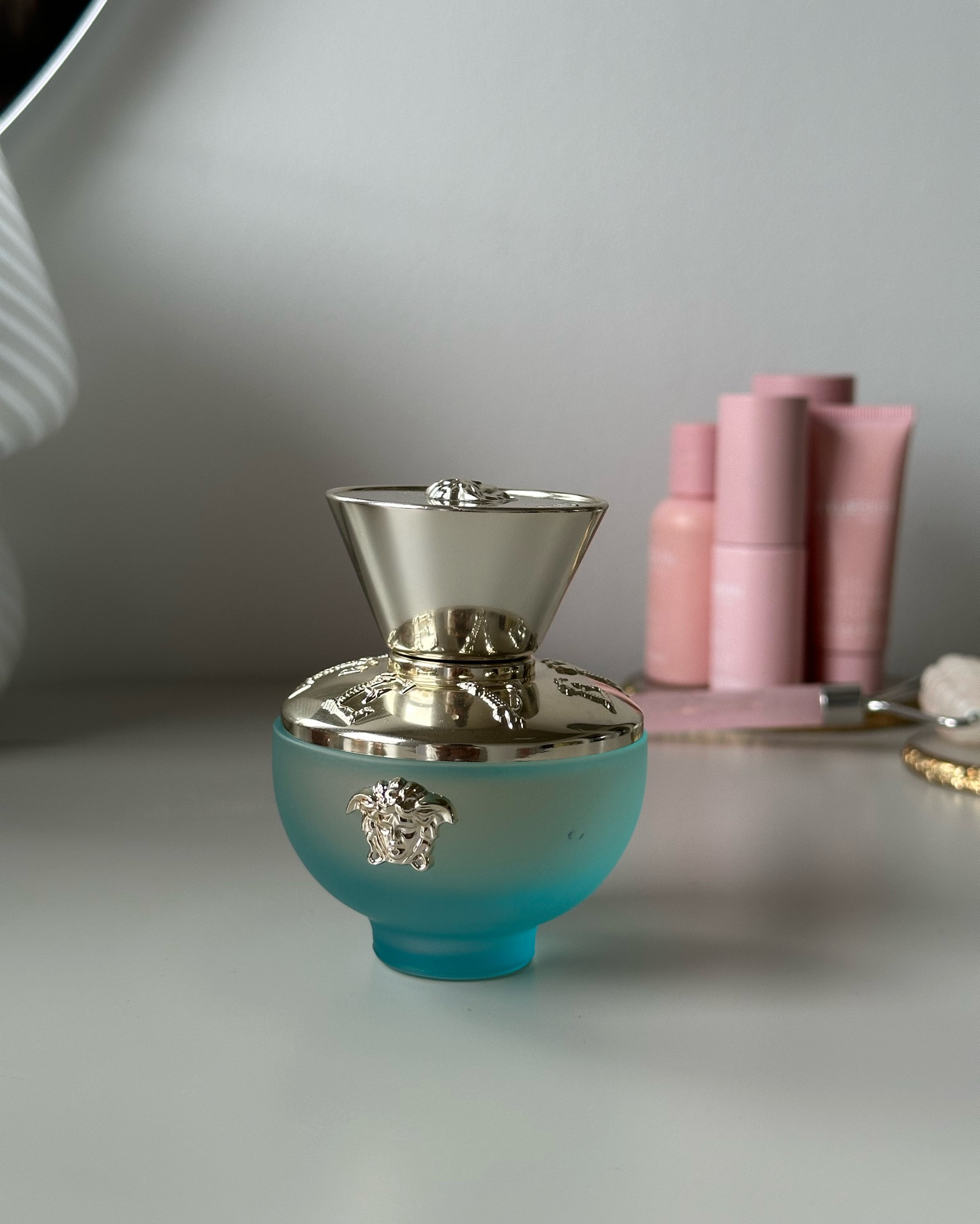Versace Pour Femme Dylan Turquoise é um perfume Floral Frutado Feminino ✨🤍