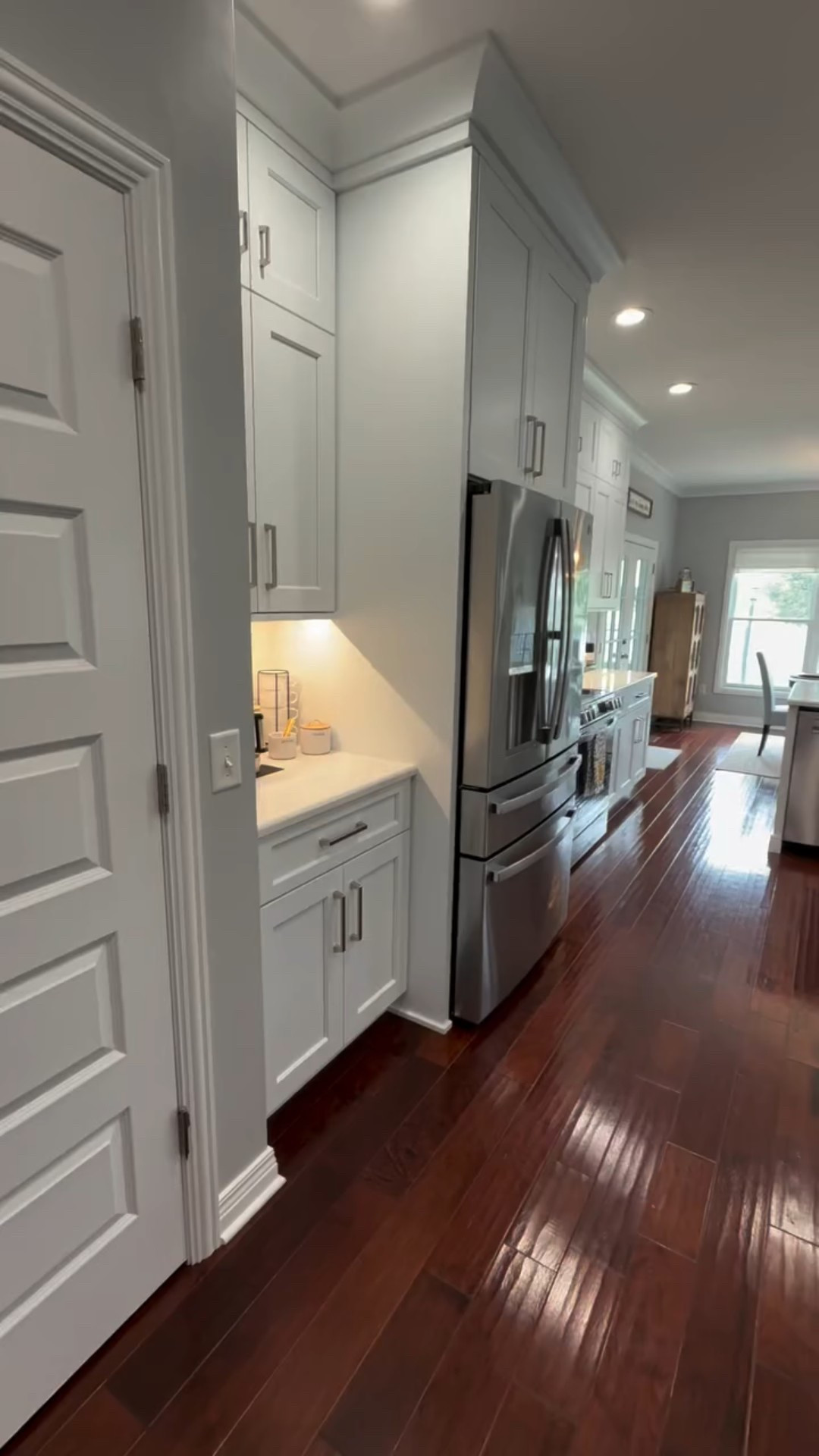 NAILED IT😍 Just when I thought I couldn’t love a kitchen anymore, we found this one! 

#newhouse #kitchen #largeisland  #whitekitchencabinets #quartz #howyouhome  #kitchendesign en