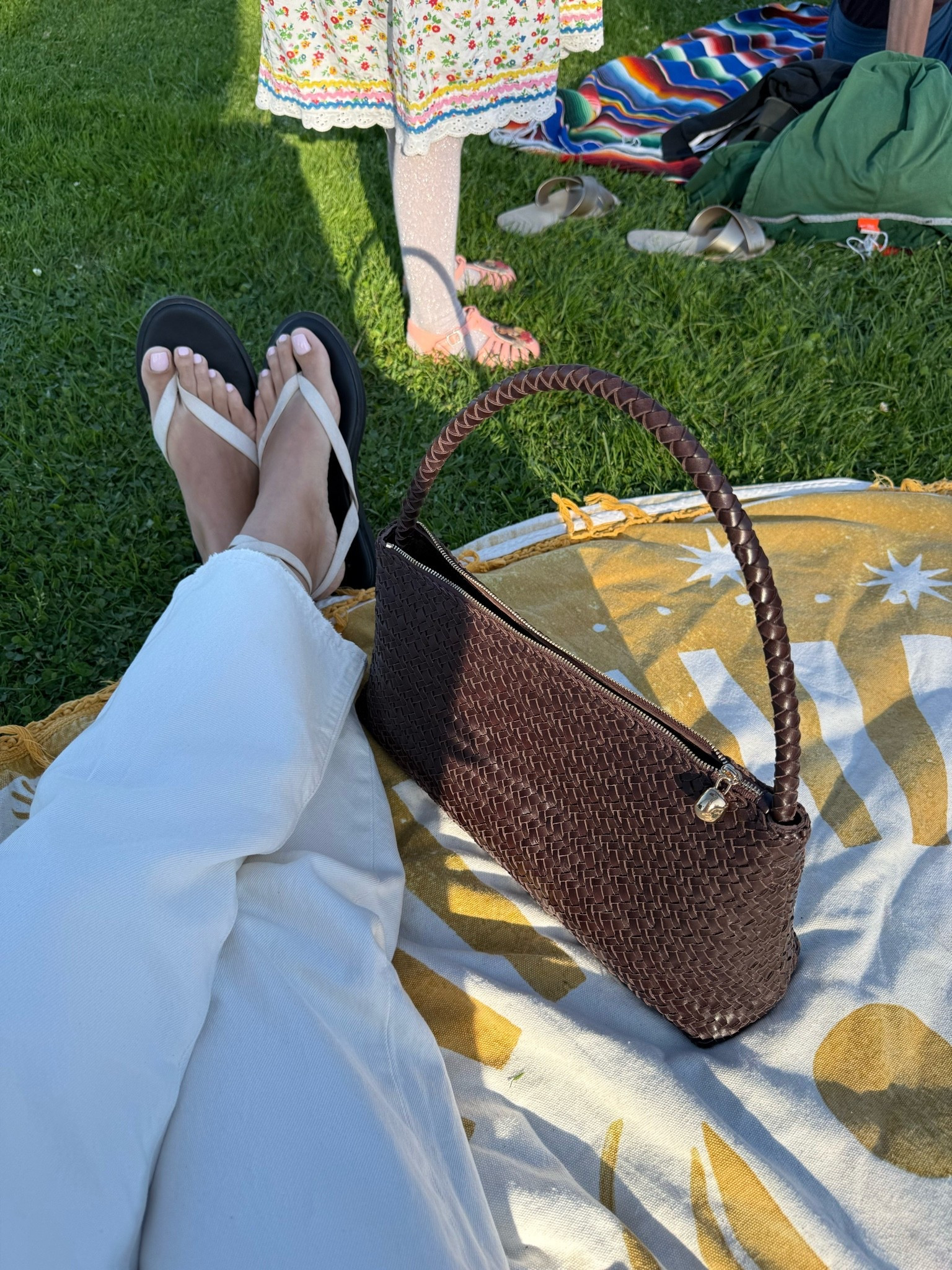 If you’re getting anything from the Madewell sale, let it be this leather bag 🤎 Last day of the sale and you can use code LTK20 for an extra 20% off ✨