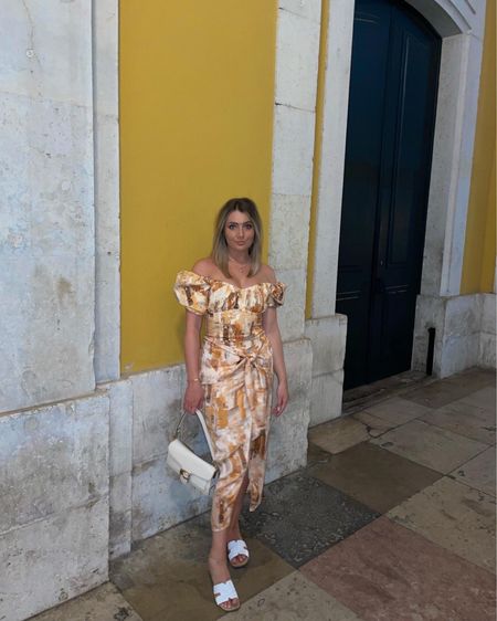 this co-ord was actually made to be worn in Lisbon I’m sure of it…

summer outfits, ootd, and other stories, skirt and top, & other stories, summer vibe, terracotta print, building print 

#LTKeurope #LTKsalealert #LTKSale